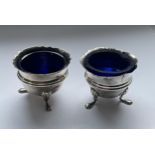 A PAIR OF GEORGE V 1917 HALLMARKED CHESTER SILVER OPEN SALTS WITH BLUE GLASS LINERS, MAKER