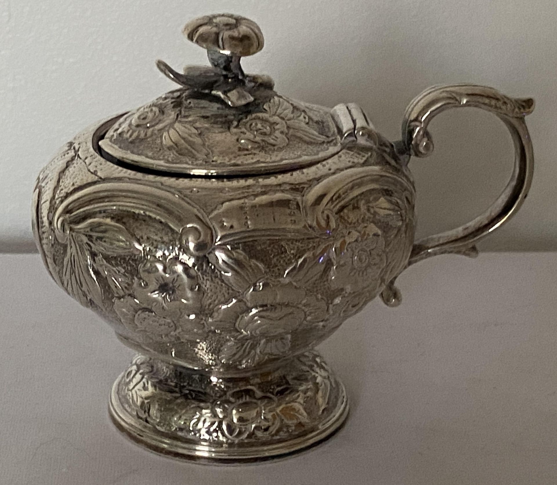 A GEORGE III 1817 HALLMARKED LONDON SILVER BULBOUS LIDDED POT WITH HANDLE AND BLUE GLASS LINER, - Image 2 of 21