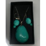 A BOXED SILVER GREEN STONE NECKLACE