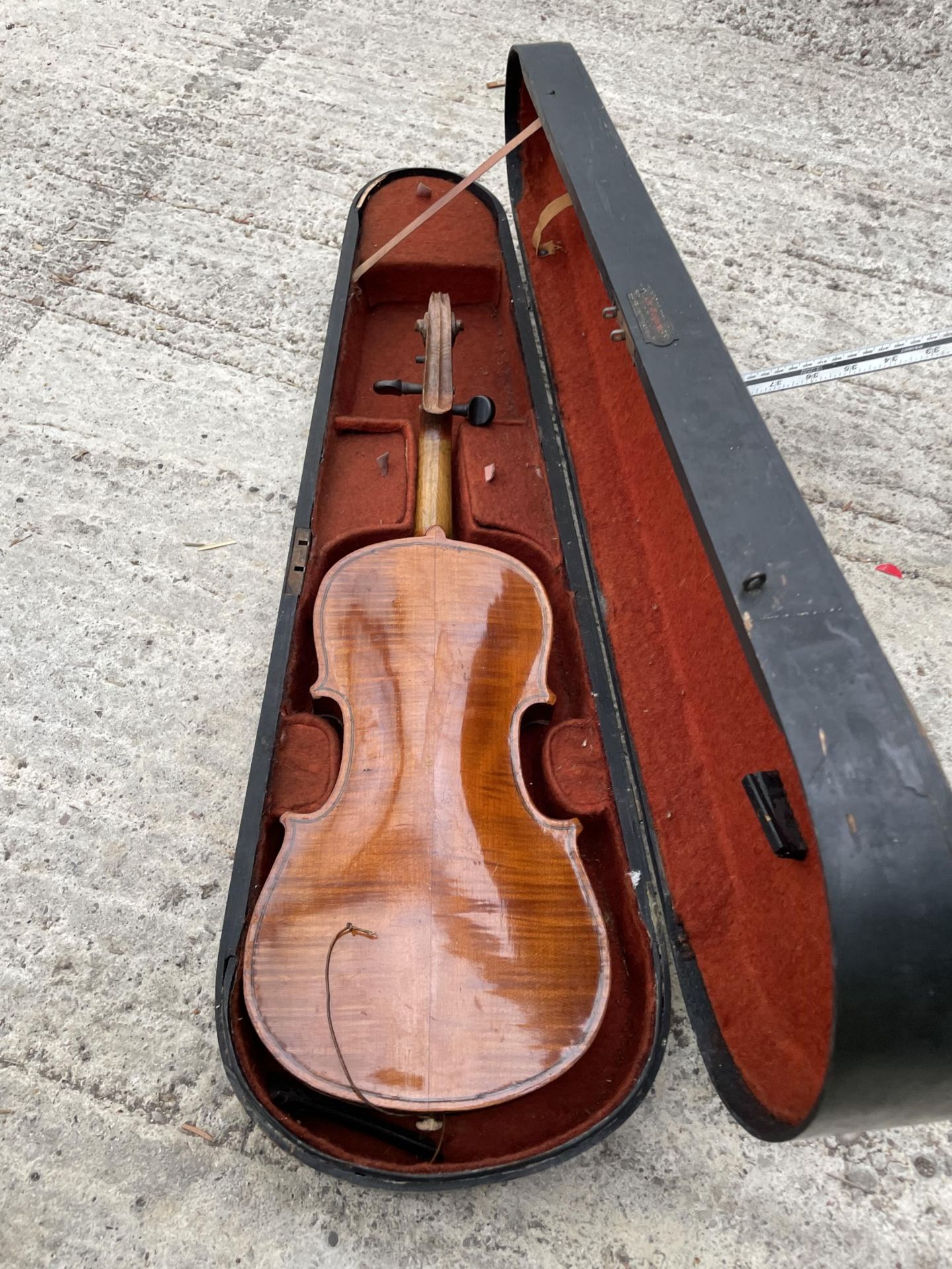 A WOODEN VIOLIN WITH CARRY CASE - Bild 4 aus 5