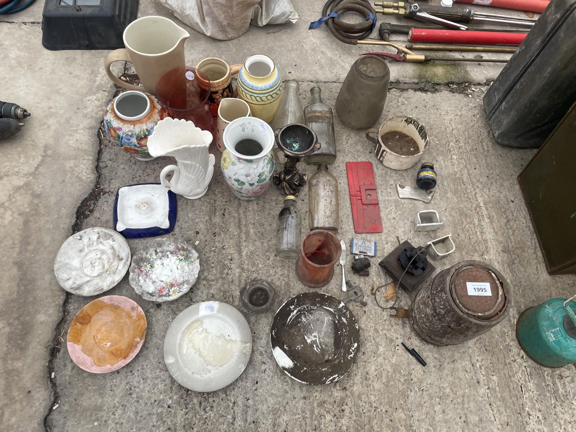 AN ASSORTMENT OF HOUSEHOLD ITEMS TO INCLUDE CERAMICS AND GLASS WARE ETC