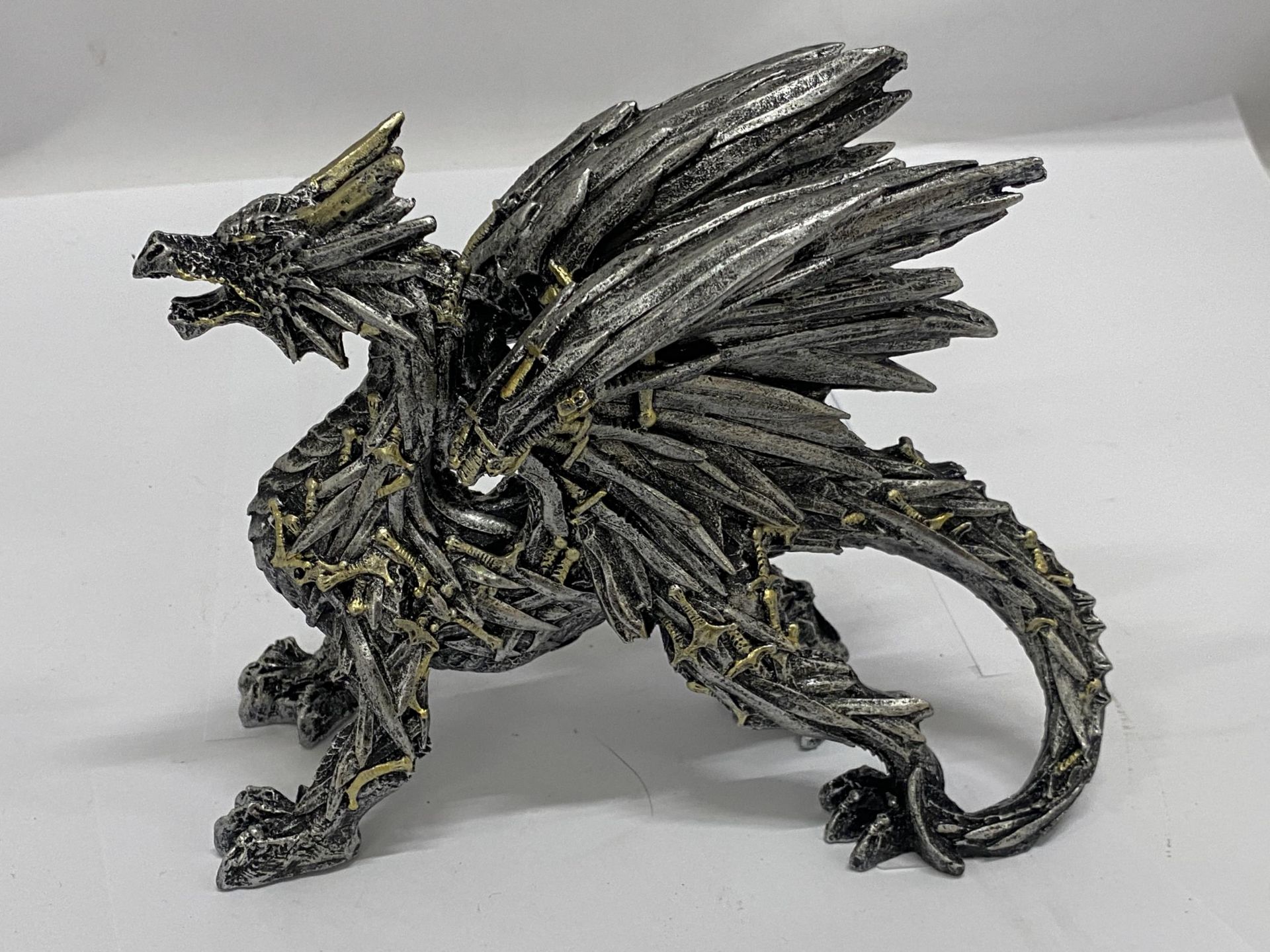 A RESIN SWORD DRAGON, HEIGHT 15CM, LENGTH 19CM