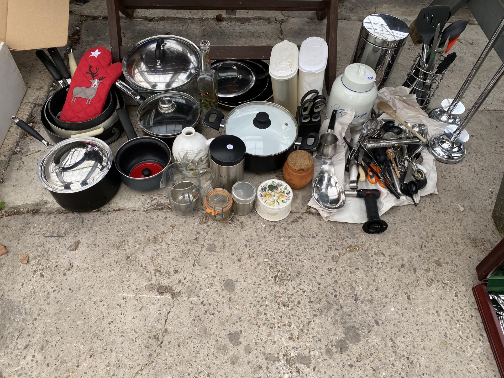 AN ASSORTMENT OF KITCHEN ITEMS TO INCLUDE PANS, UTENSILS AND CONTAINERS ETC