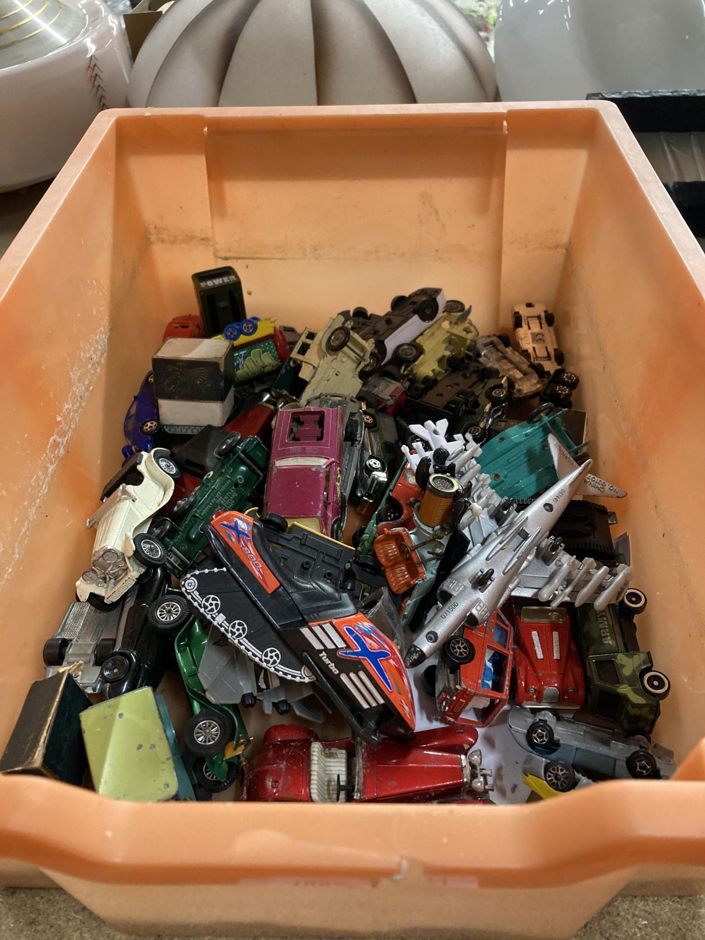 A BOX OF ASSORTED DIECAST AND FURTHER TOY VEHICLES
