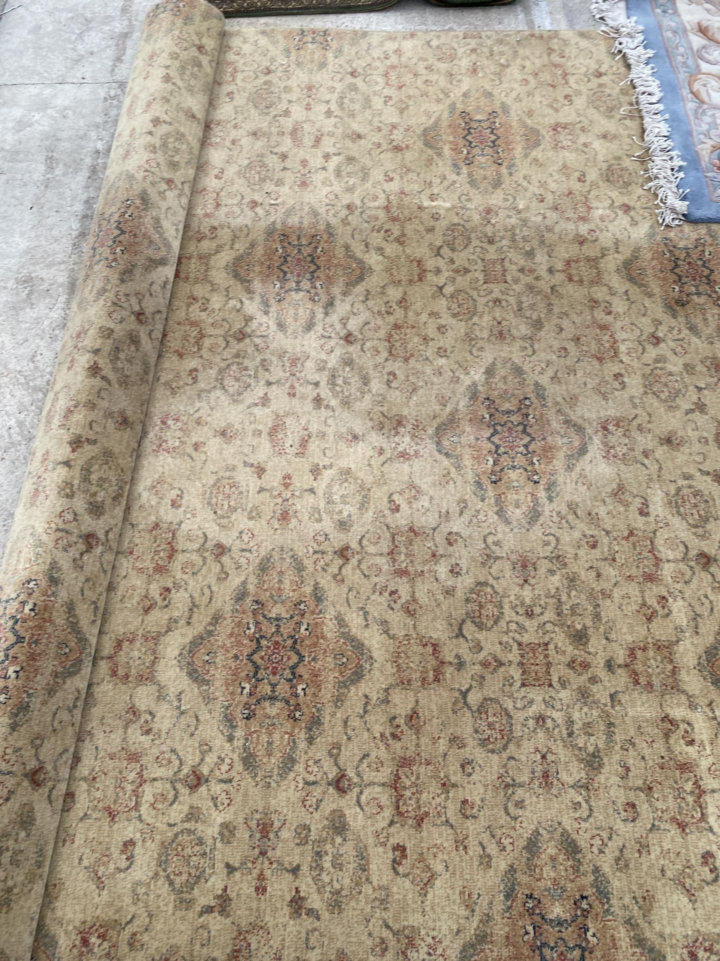 A LARGE YELLOW PATTERNED RUG - Bild 3 aus 3