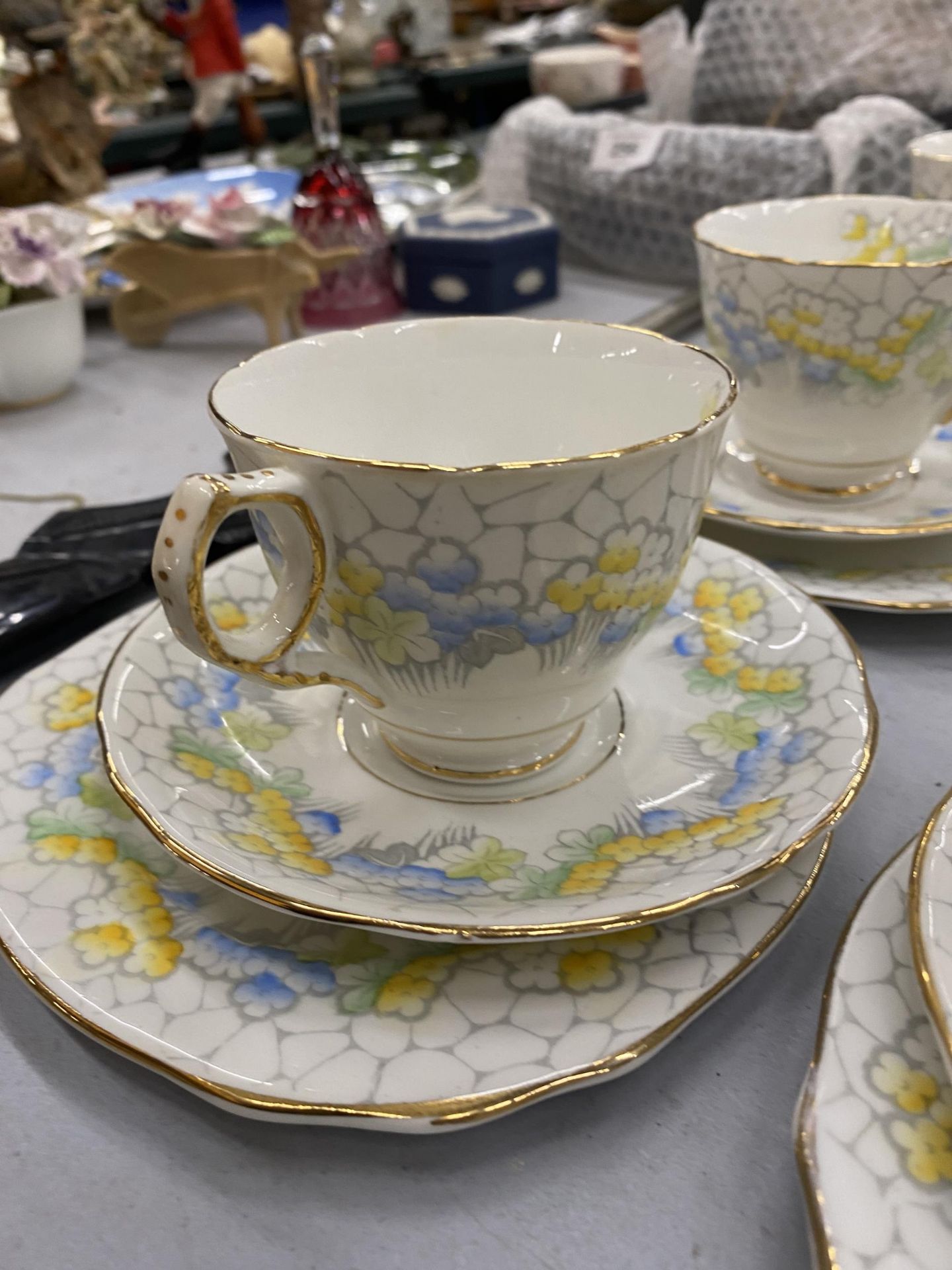 A VINTAGE ROYAL STAFFORD TEASET WITH DAINTY FLORAL PATTERN TO INCLUDE A CAKE PLATE, SUGAR BOWL, - Image 4 of 4