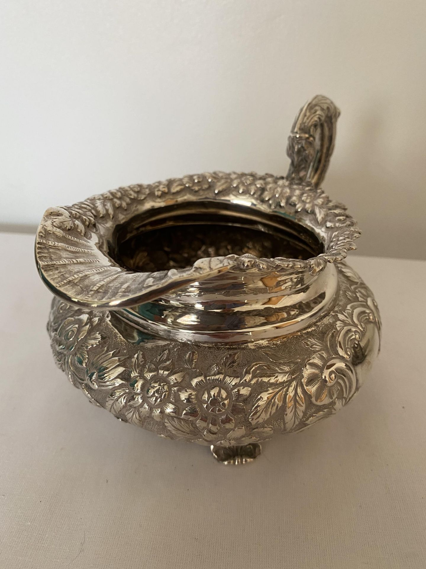 A WILLIAM IV 1833 HALLMARKED DUBLIN SILVER TWIN HANDLED SUGAR BOWL AND CREAM JUG, MAKER RICHARD - Image 4 of 36