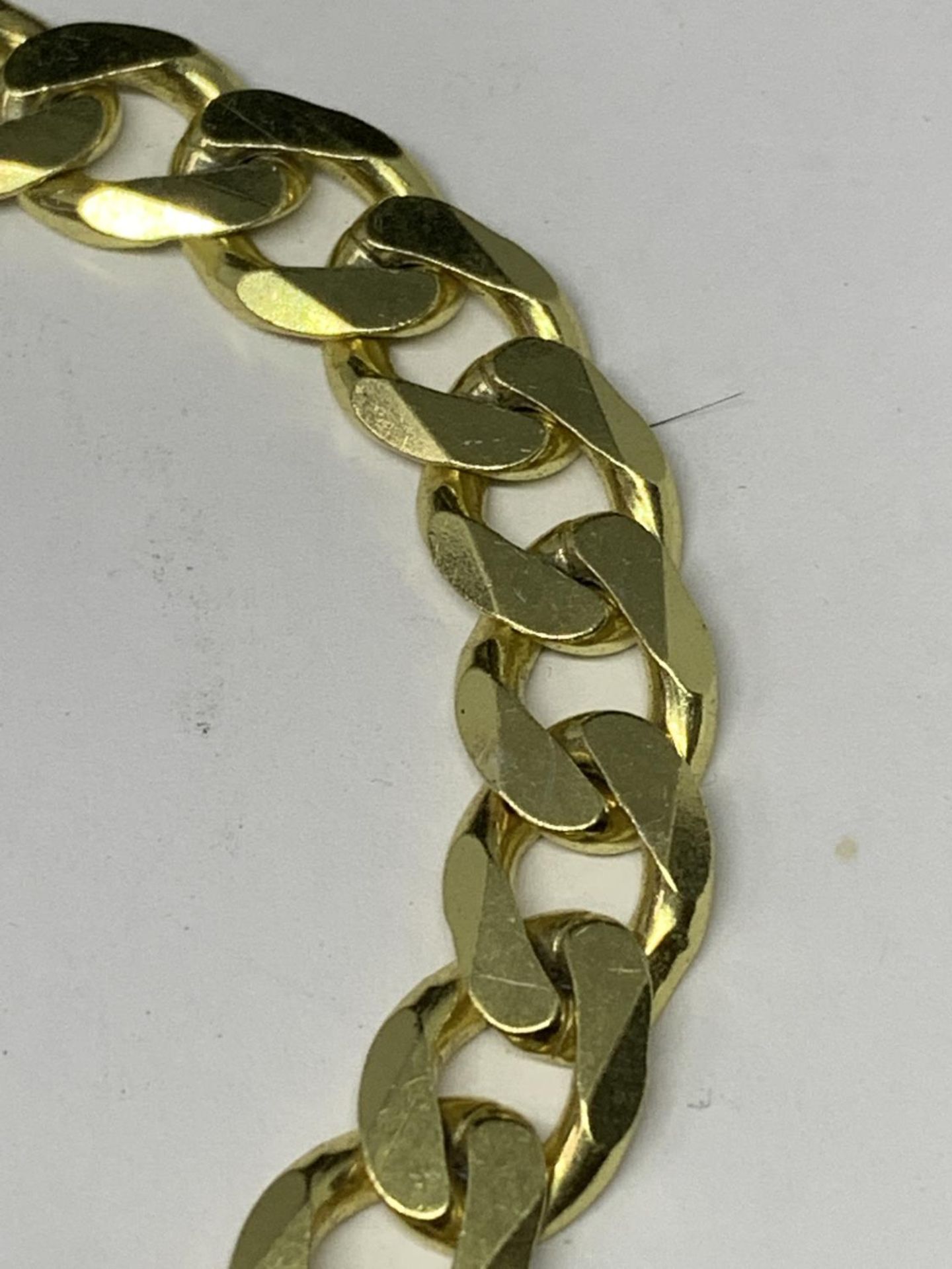 A HEAVY MARKED SILVER GILT NECKLACE LENGTH 51 CM WEIGHT 64.5 GRAMS - Image 3 of 3