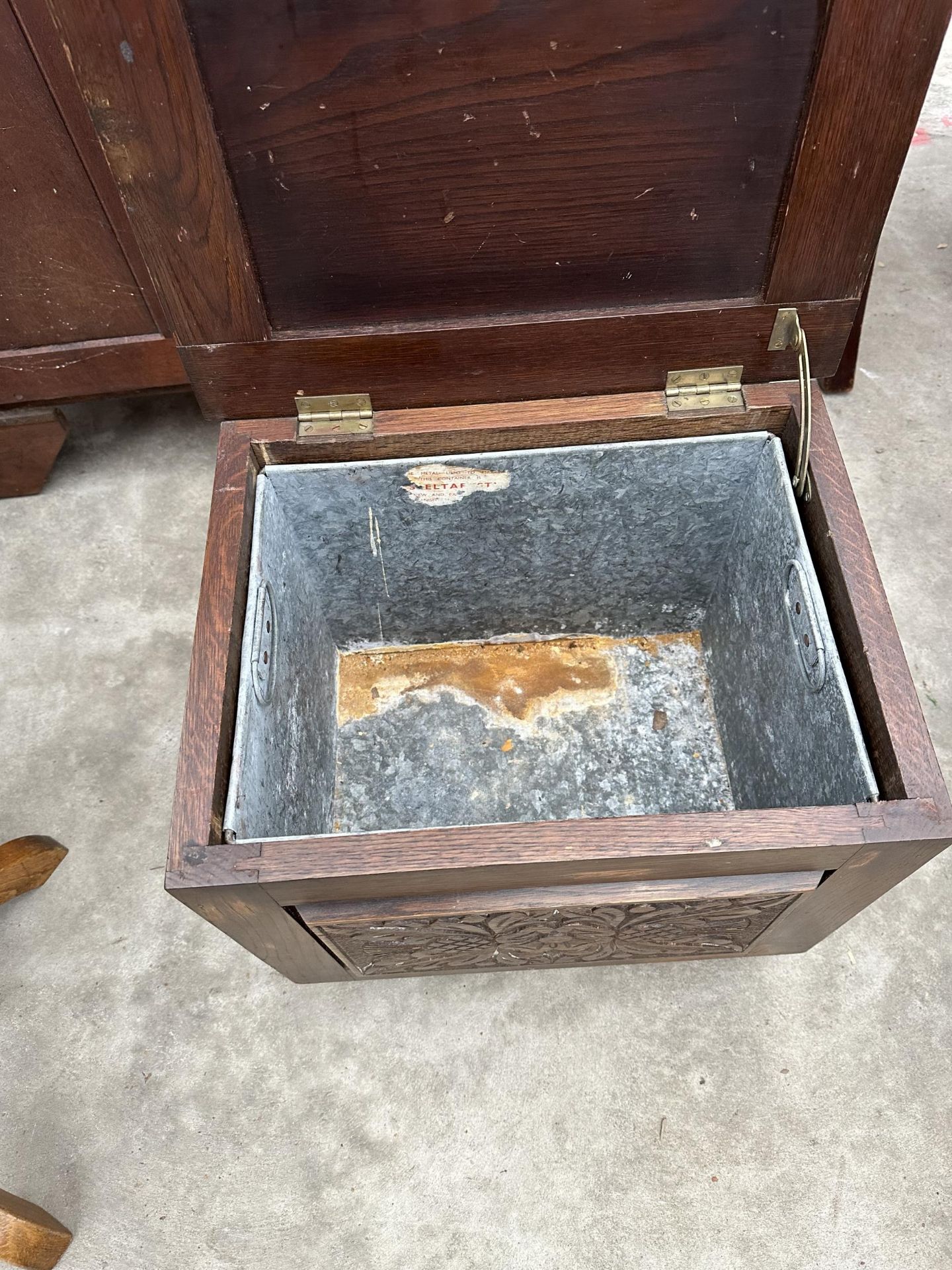 A HEAVILY CARVED OAK COAL BOX WITH GALVANISED LINER - Image 3 of 3