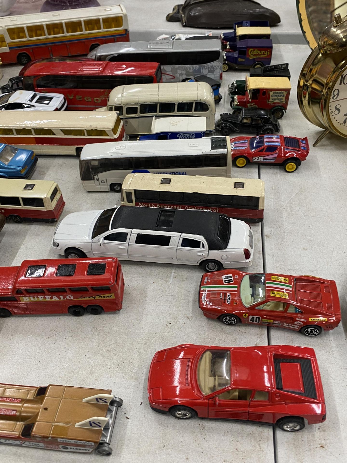 A LARGE QUANTITY OF VINTAGE DIE-CAST CARS AND VEHICLES TO INCLUDE LLEDO, ETC - Image 3 of 3