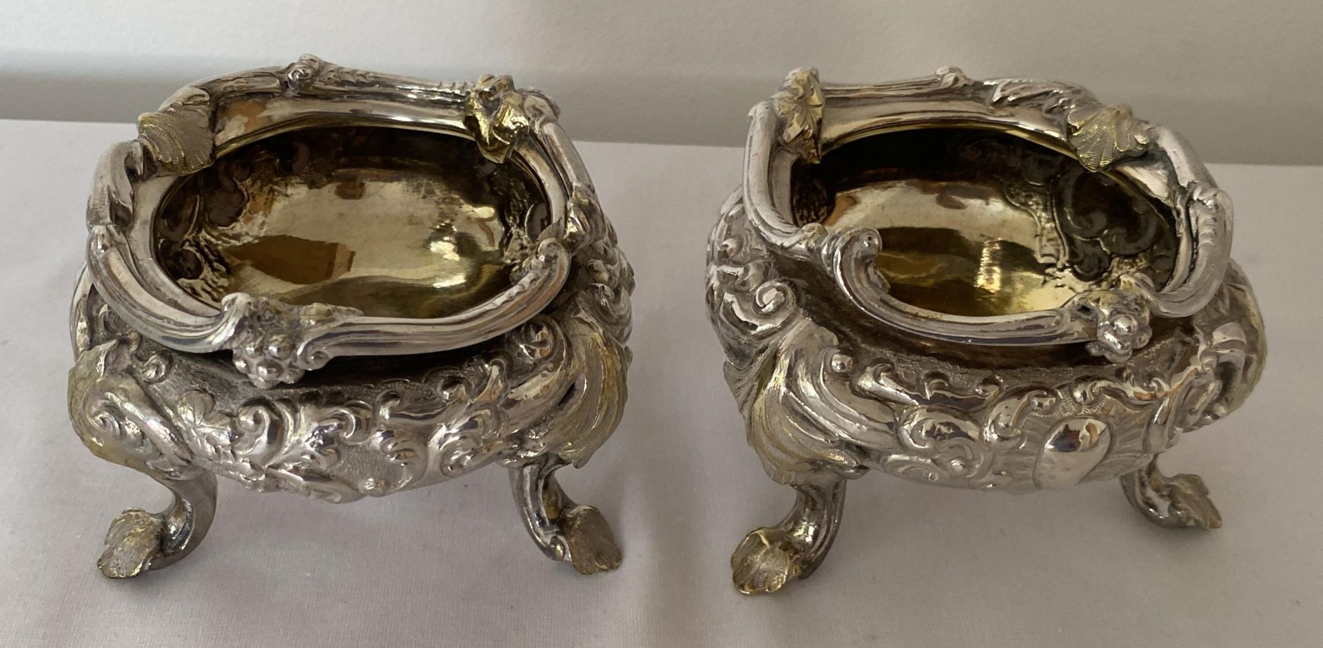 A PAIR OF GEORGE V 1934 HALLMARKED LONDON SILVER OPEN SALTS, MAKER JONES & SON, 9 X 7CM, GROSS