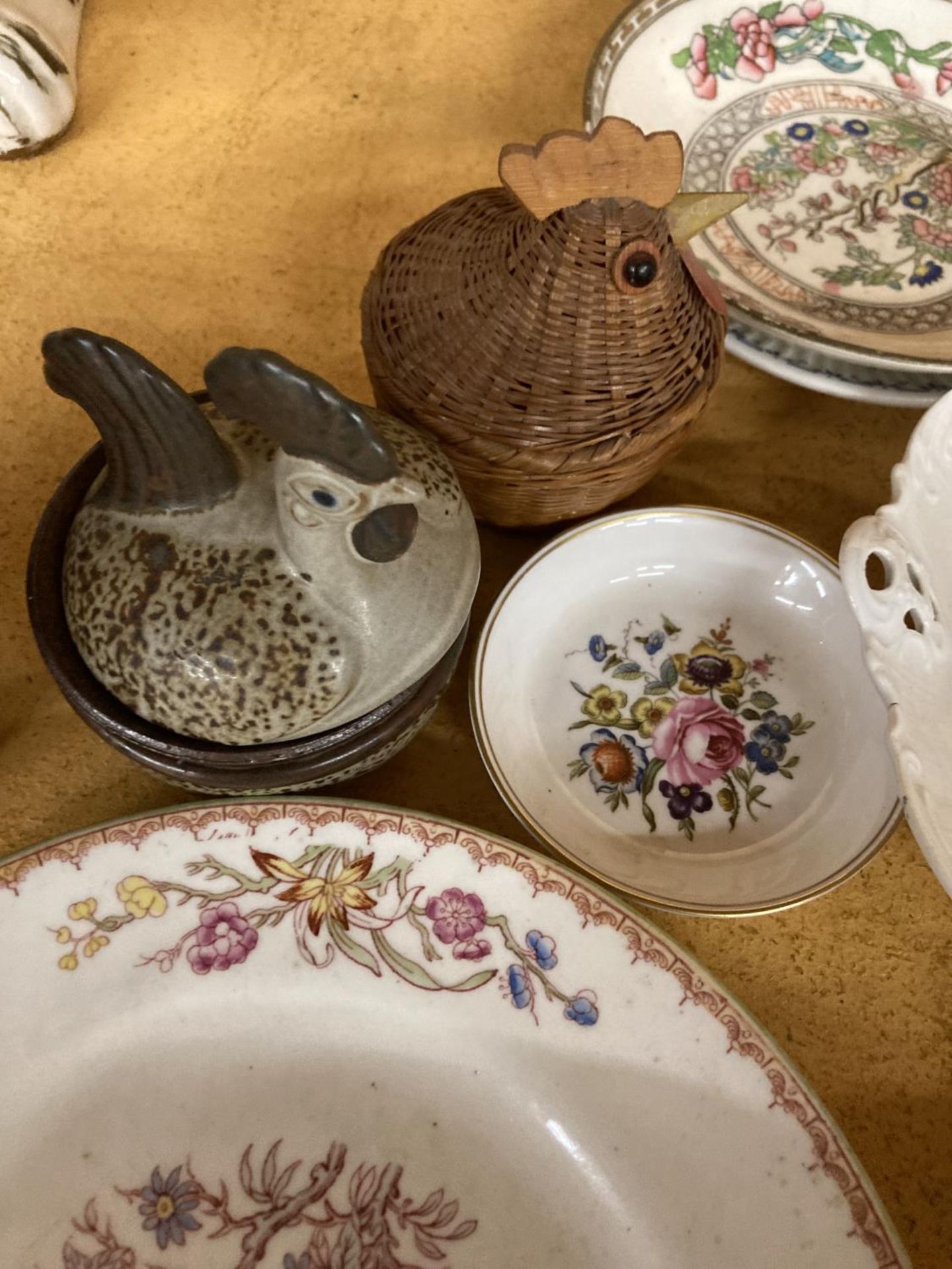 A LARGE QUANTITY OF VINTAGE CERAMICS TO INCLUDE A STAFFORDSHIRE SPANIEL, BOOTHS 'POMPADOUR' BOWLS, - Image 6 of 6