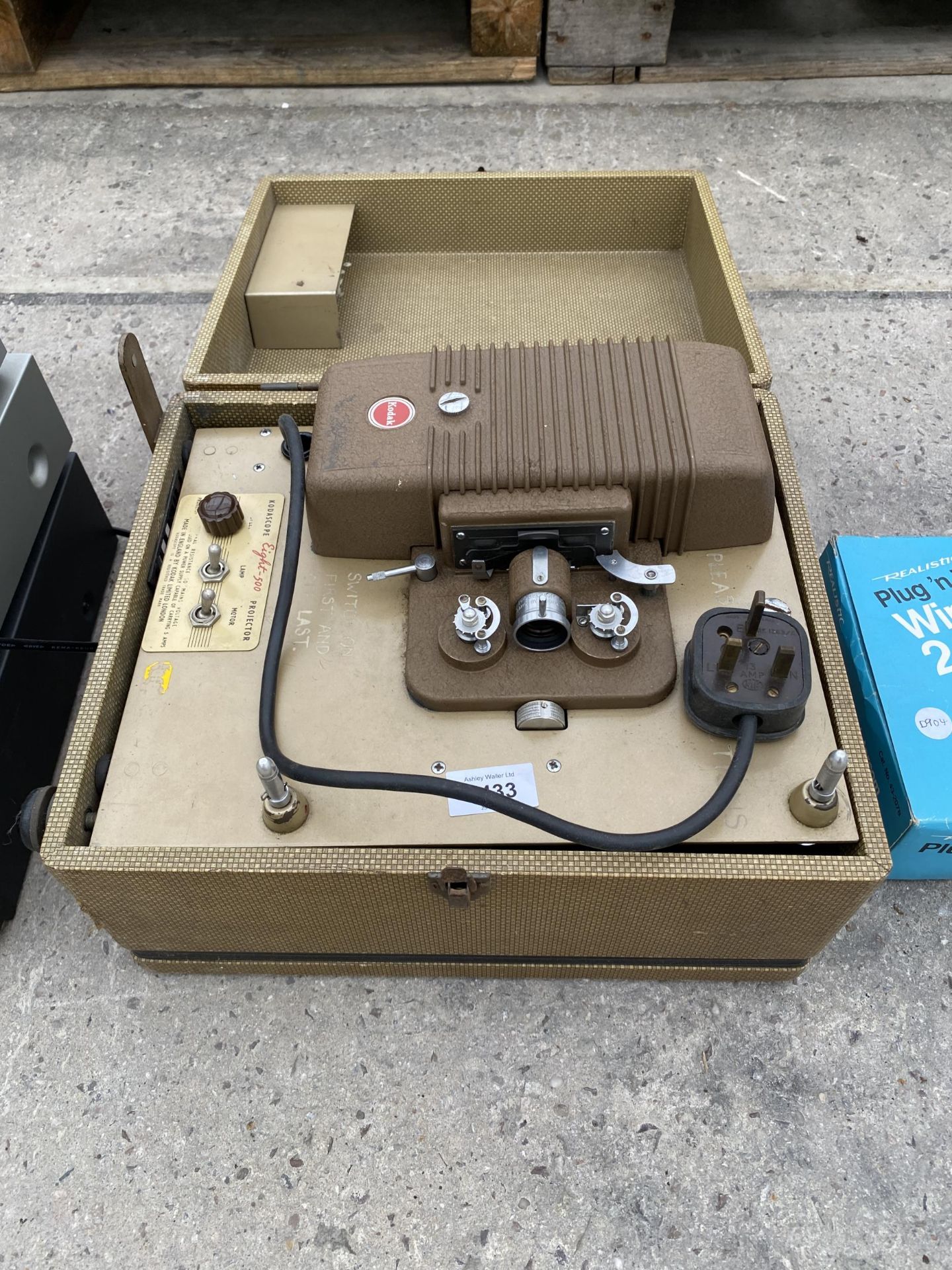 A RETRO KODAK KODASCOPE EIGHT-500 PROJECTOR