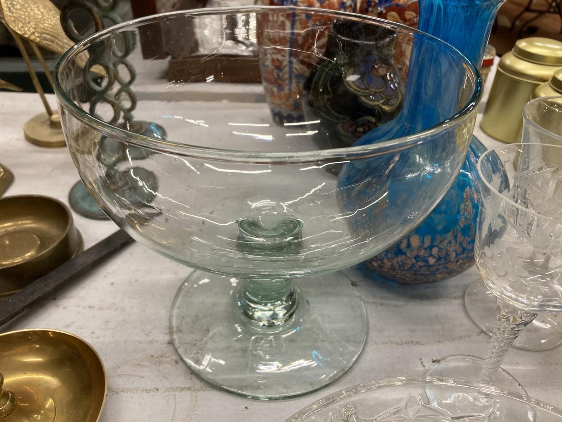 A QUANTITY OF GLASSWARE TO INCLUDE A LARGE HAND BLOWN FOOTED BOWL, A STUDIO ART GLASS VASE, A - Image 2 of 3