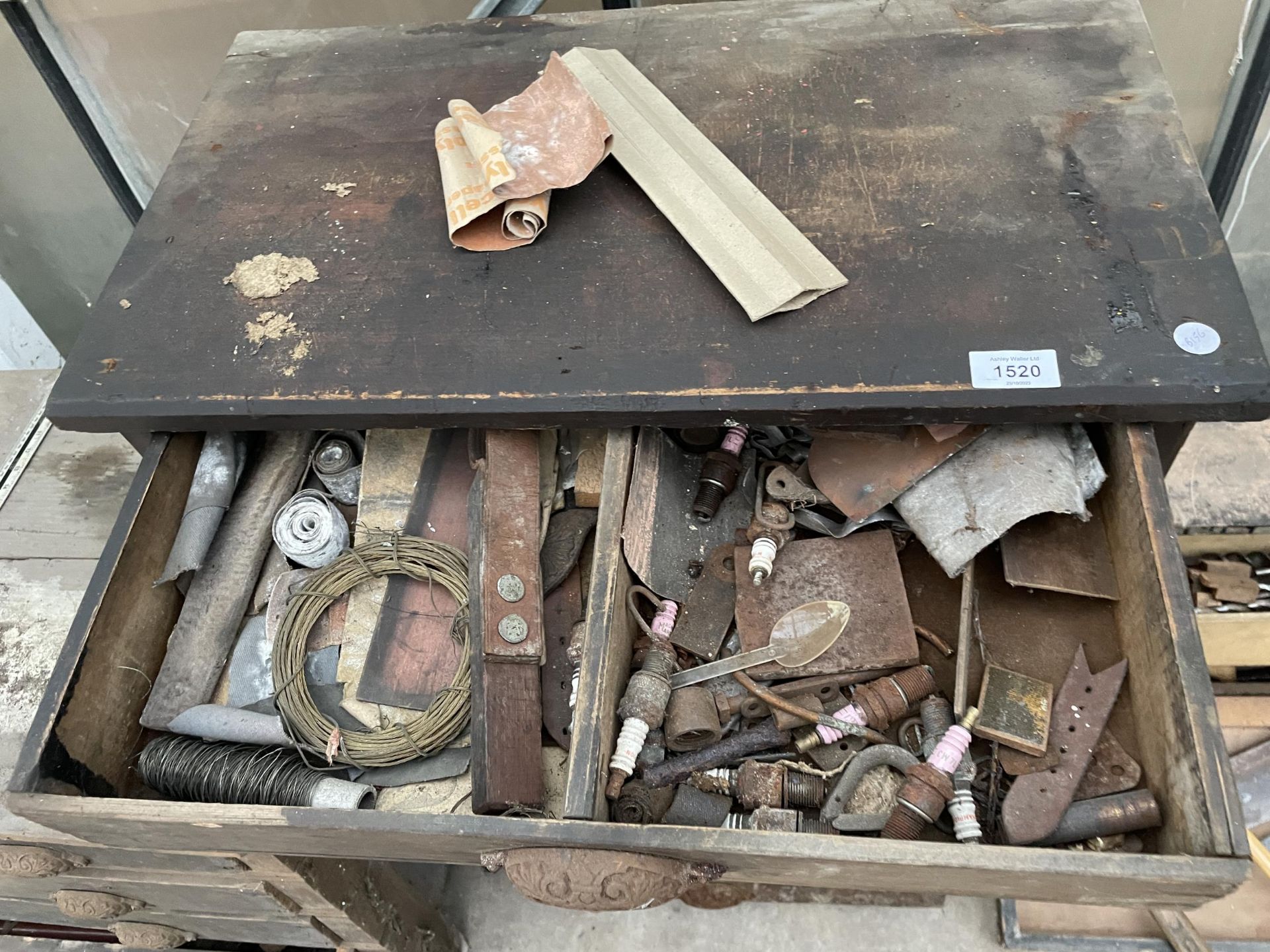 A VINTAGE PINE EIGHT DRAWER CHEST WITH AN ASSORTMENT OF VINTAGE HARDWARE ETC - Bild 6 aus 8