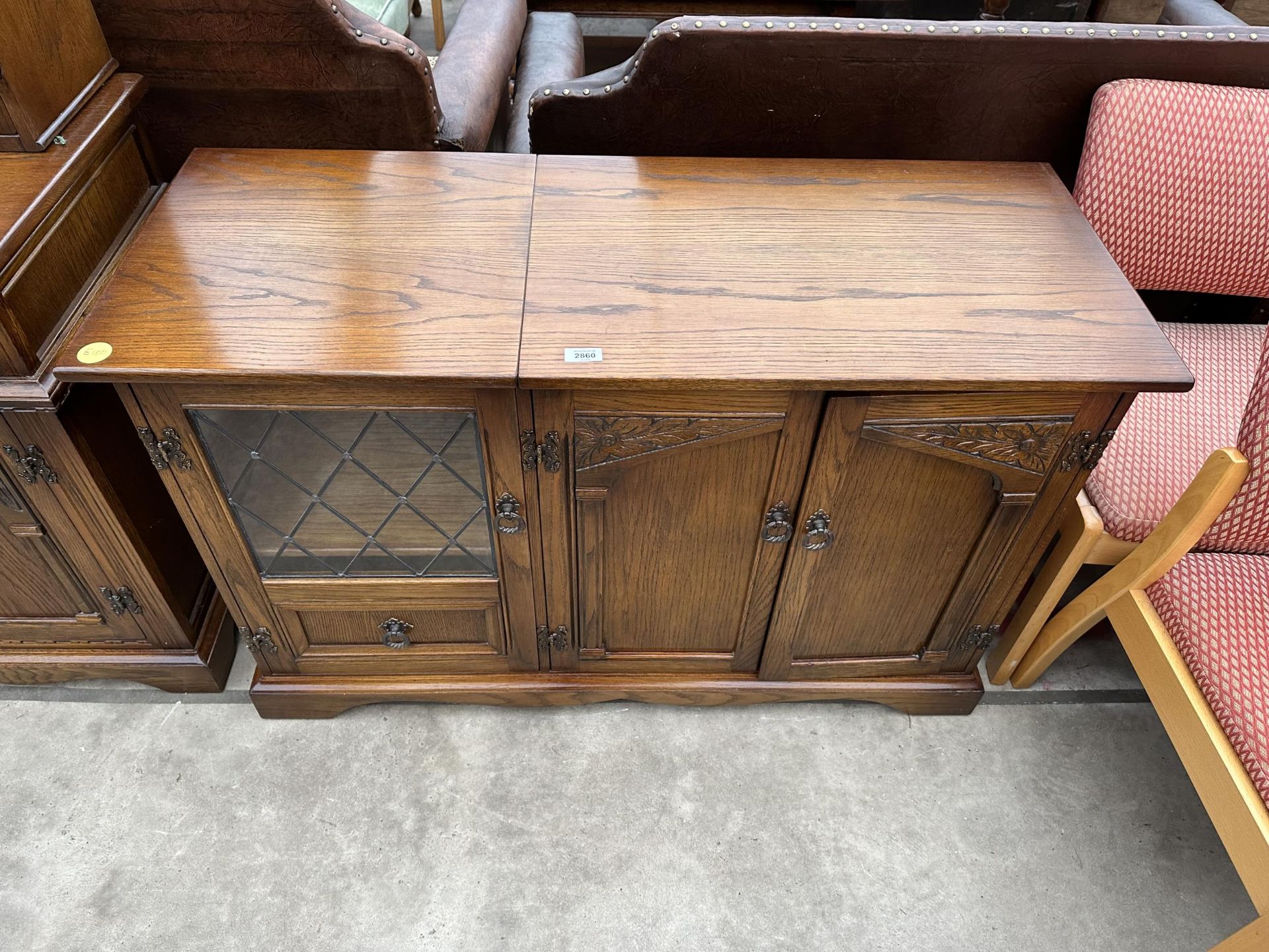 AN OAK GLAZED AND LEADED OLD CHARM STYLE HI-FI CABINET, 45" WIDE