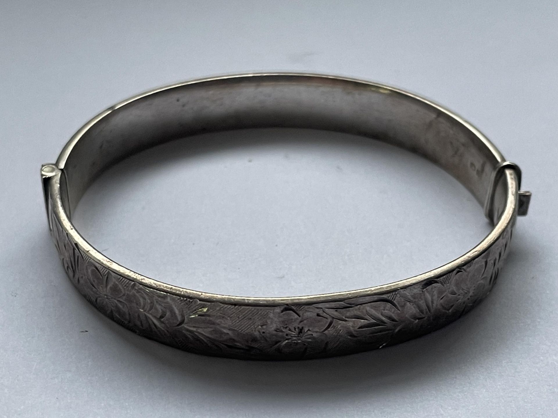 AN ELIZABETH II 1978 HALLMARKED BIRMINGHAM SILVER BANGLE, MAKER RIGBY & WILSON, WEIGHT 16.7 GRAMS - Image 6 of 12