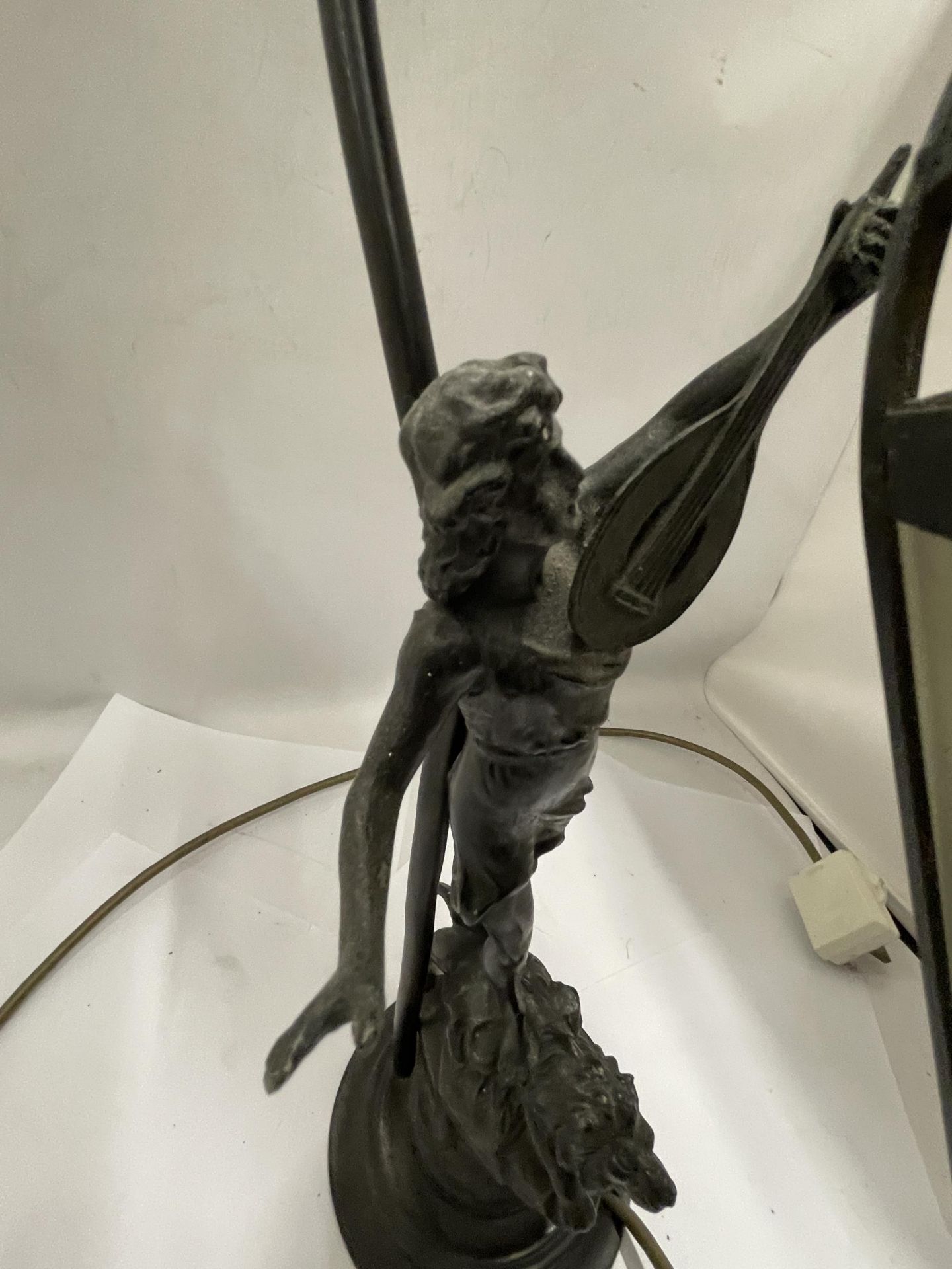 A SPELTER FIGURAL TABLE LAMP AND SHADE DEPICTING A LADY ON A ROCK - Image 4 of 4