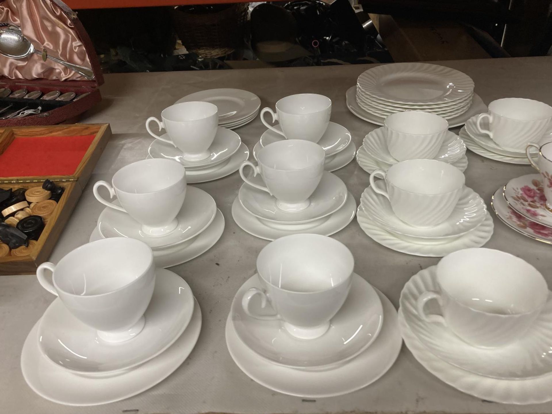 A PART ROYAL SUTHERLAND PART TEASET TO INCLUDE A COFFEEPOT TOGETHER WITH A FURTHER WHITE TEASET - Image 3 of 4