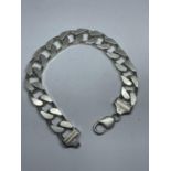 A HEAVY MARKED SILVER FLAT LINK BRACELET LENGTH 23CM WEIGHT 63.8 GRAMS