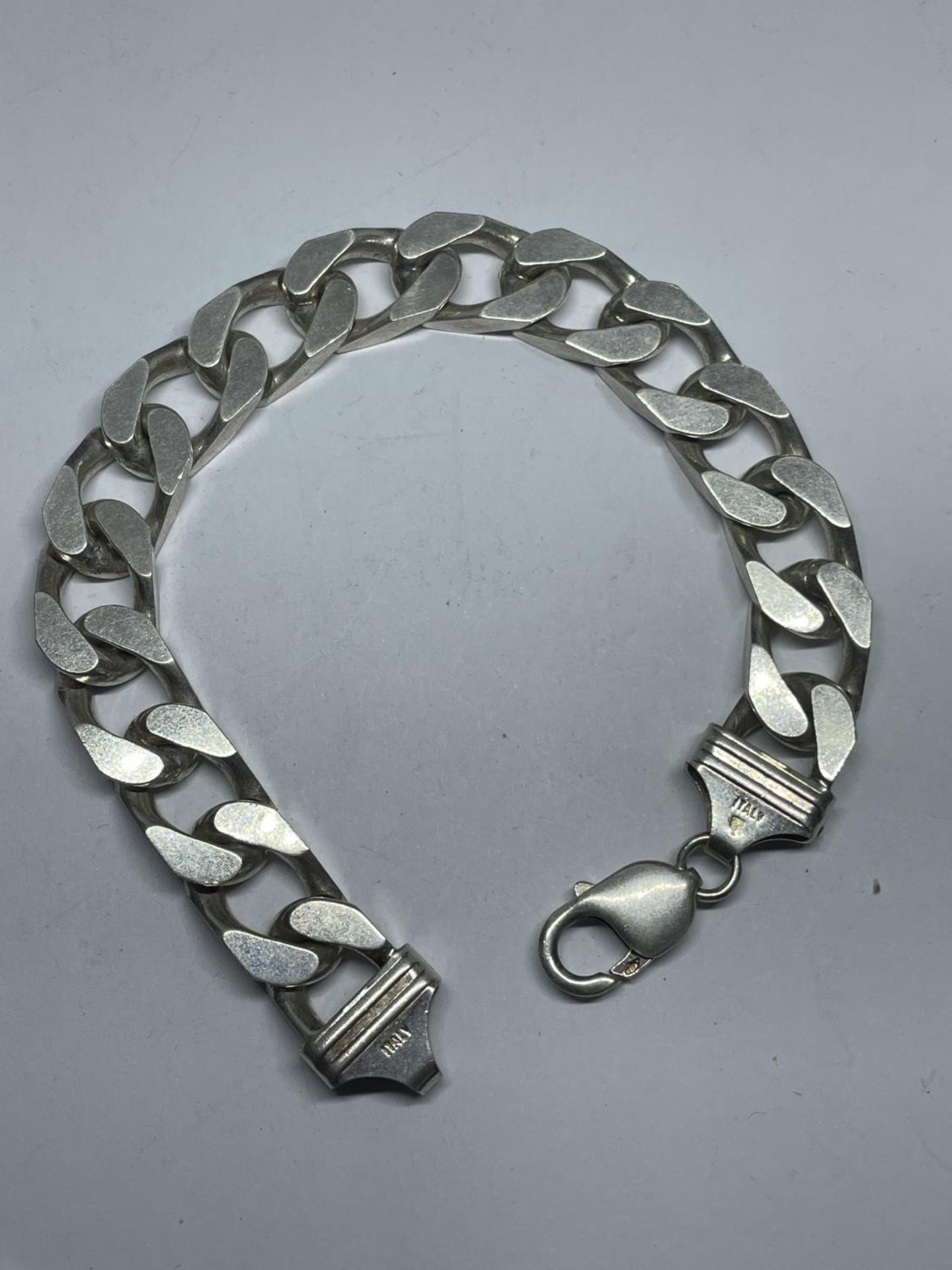 A HEAVY MARKED SILVER FLAT LINK BRACELET LENGTH 23CM WEIGHT 63.8 GRAMS