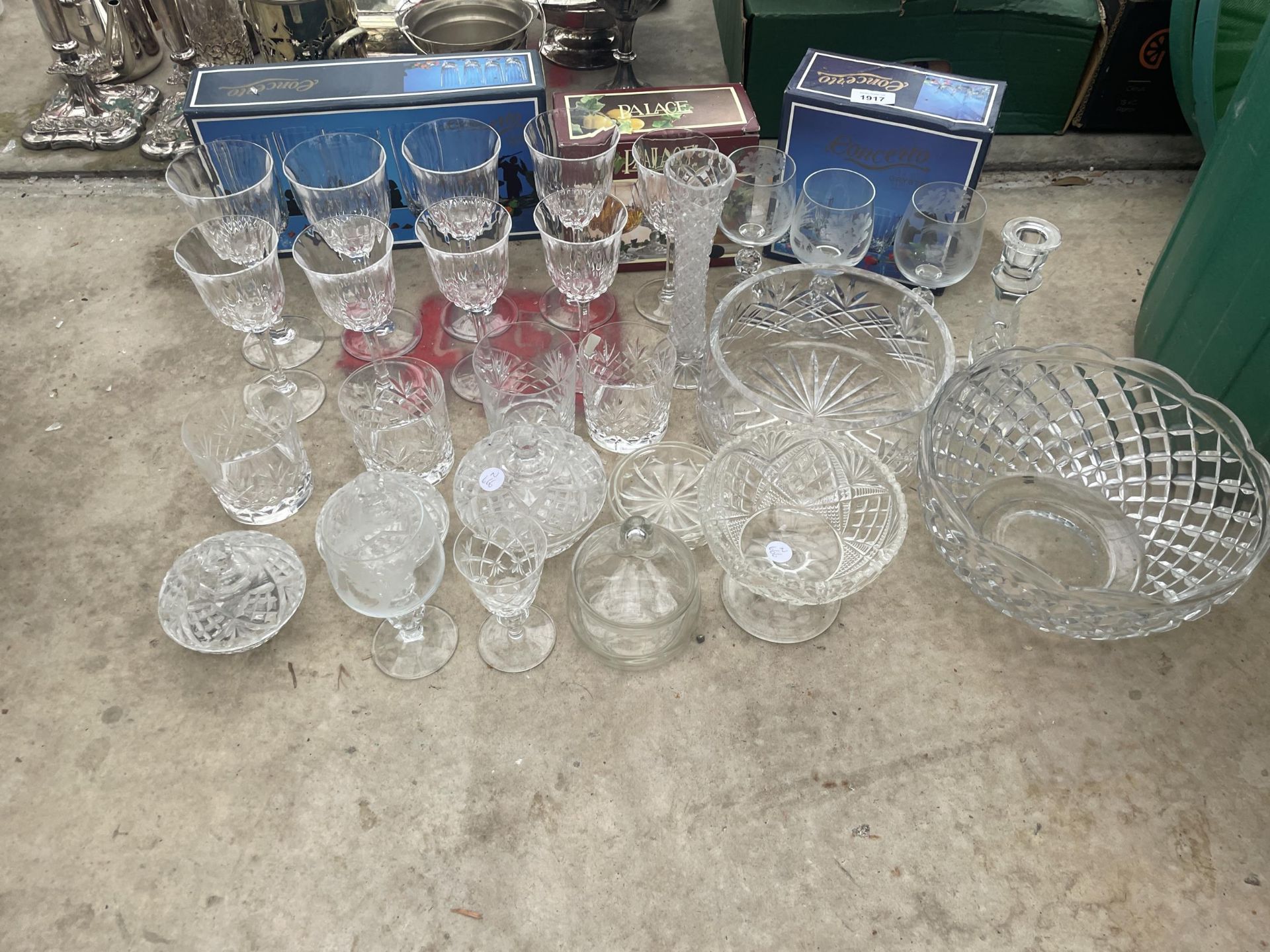AN ASSORTMENT OF GLASS WARE TO INCLUDE CUT GLASS WINE GLASSES, BOWLS AND TRINKET DISHES ETC