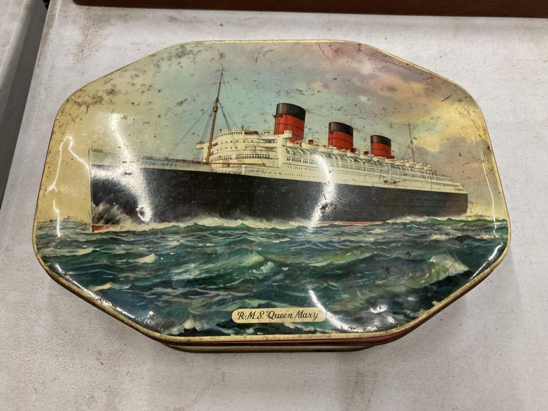 A VINTAGE 'BENSONS' CONFECTIONARY TIN WITH AN IMAGE OF 'THE QUEEN MARY' SHIP TO THE LID - Bild 2 aus 2