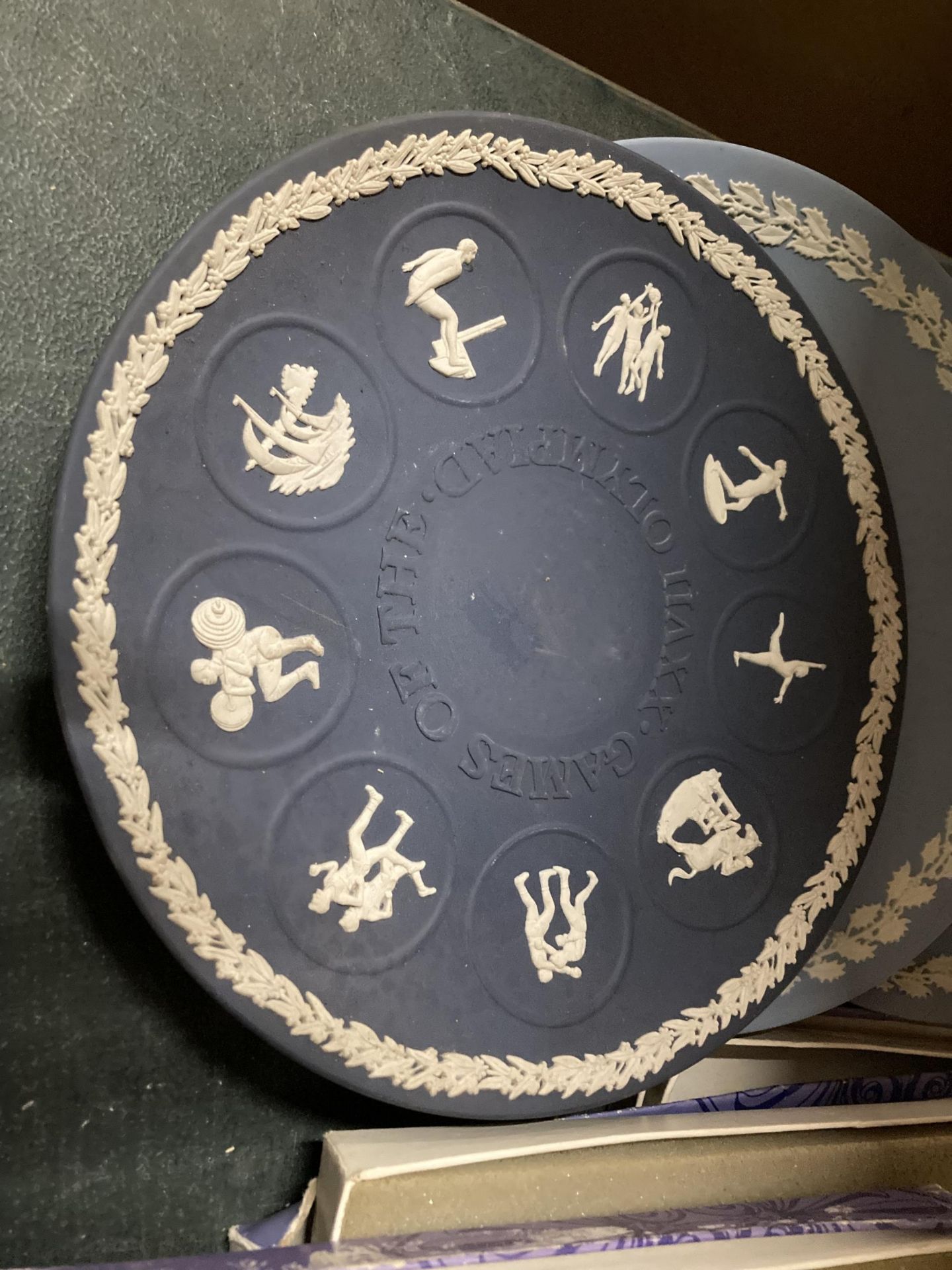 A COLLECTION OF WEDGWOOD JASPERWARE PLATES TO INCLUDE BOXED EXAMPLES, NAVY OLYMPIC GAMES PLATE ETC - Image 4 of 4