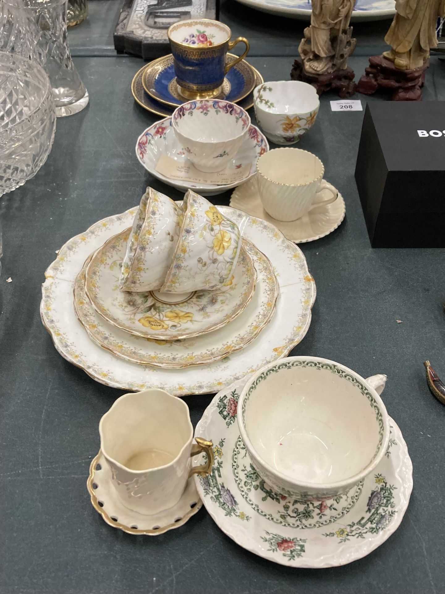 A MIXED LOT OF CERAMICS TO INCLUDE CHELSEA STAFFS GILT AND BLUE TRIO, 19TH CENTURY TEA BOWL AND