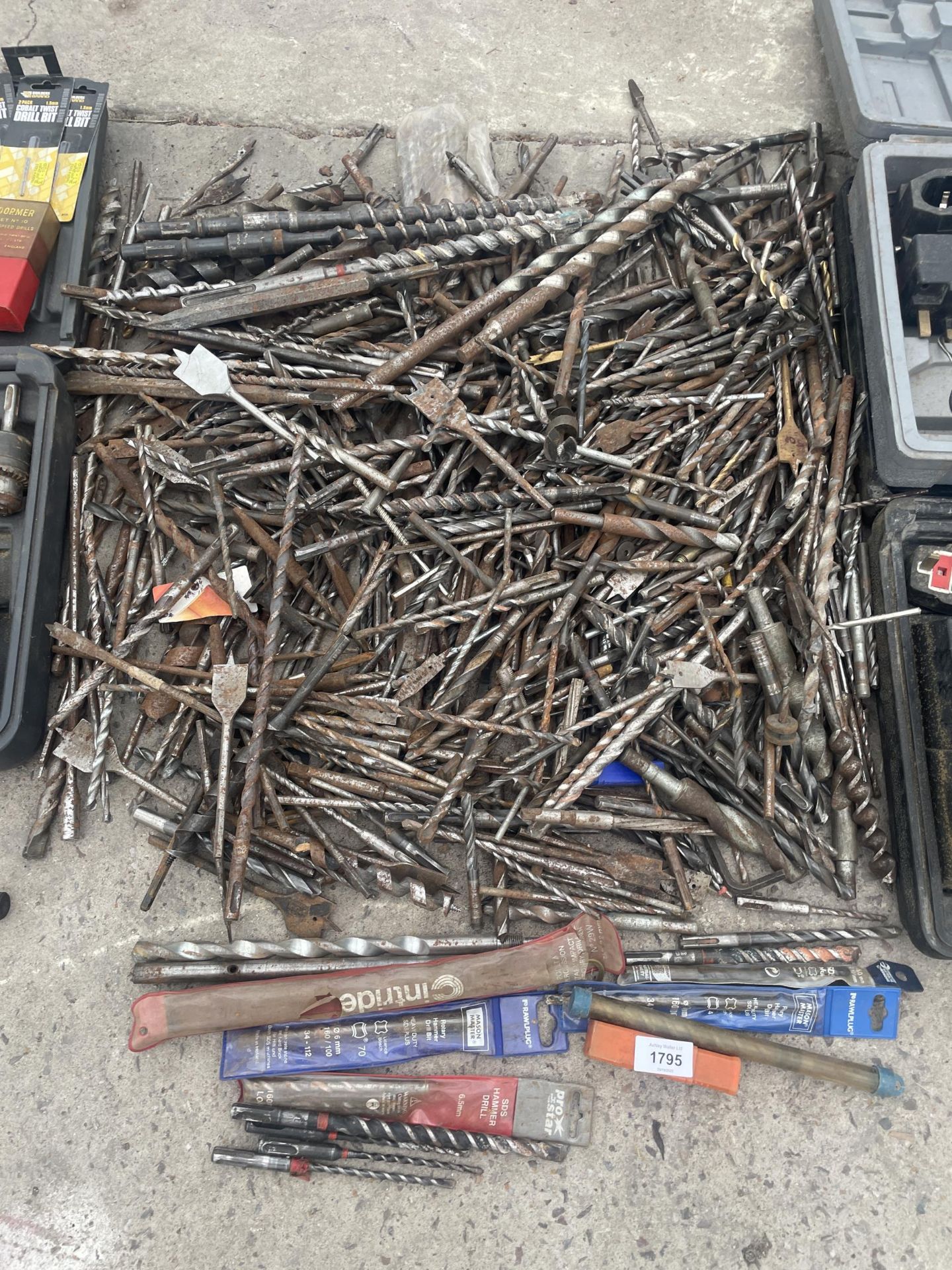 A VERY LARGE QUANTITY OF ASSORTED DRILL BITS