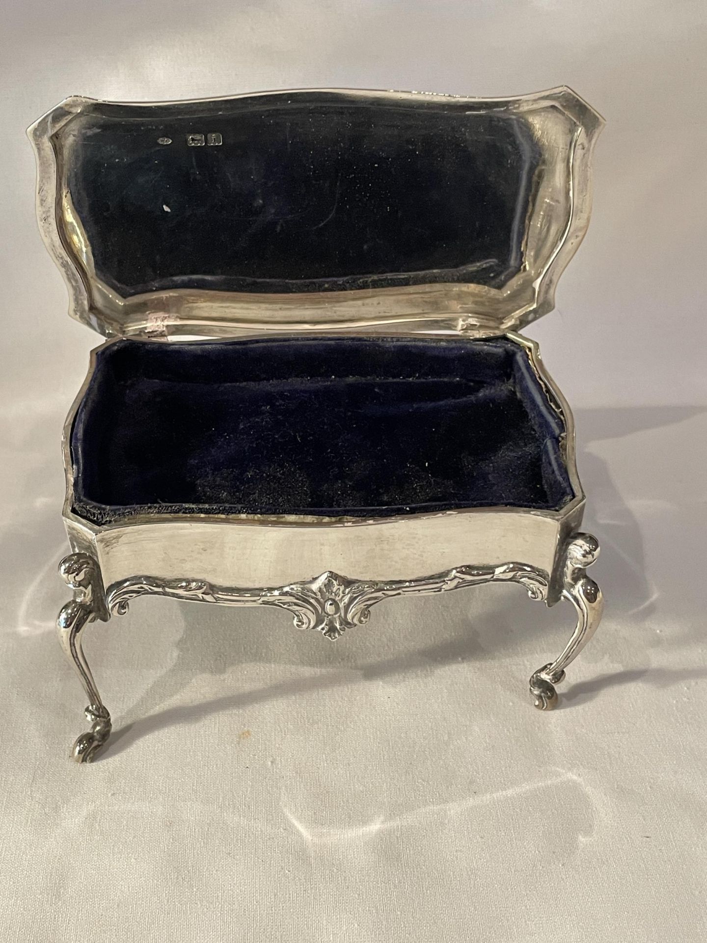 AN EDWARD VII 1904 HALLMARKED LONDON SILVER ORNATE FOUR LEGGED TRINKET BOX WITH BLUE LINER, MAKER - Image 12 of 18