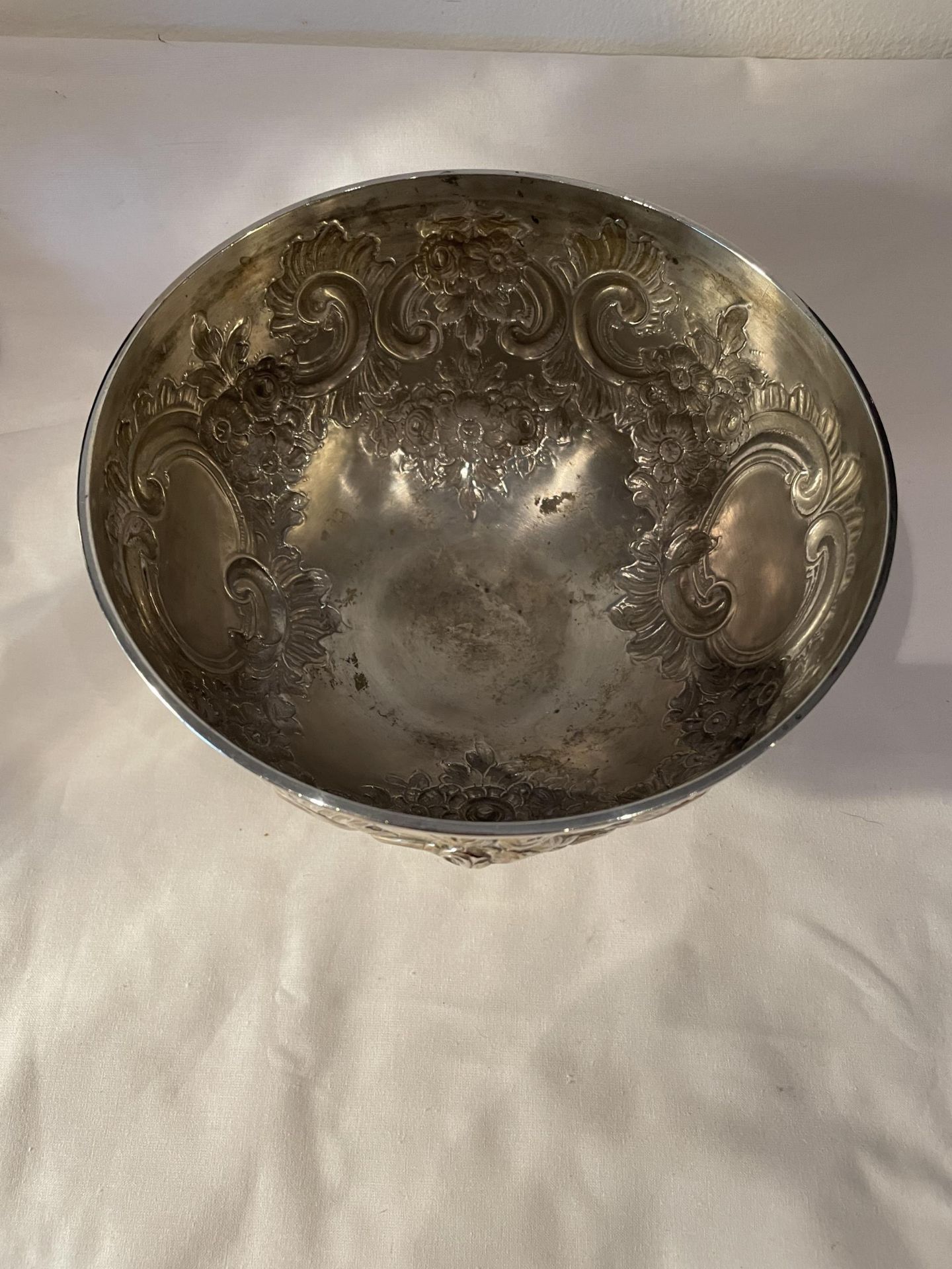 A 1901 HALLMARKED LONDON SILVER DECORATIVE FOOTED BOWL, INDISTINCT MAKER, GROSS WEIGHT 385 GRAMS - Image 9 of 15