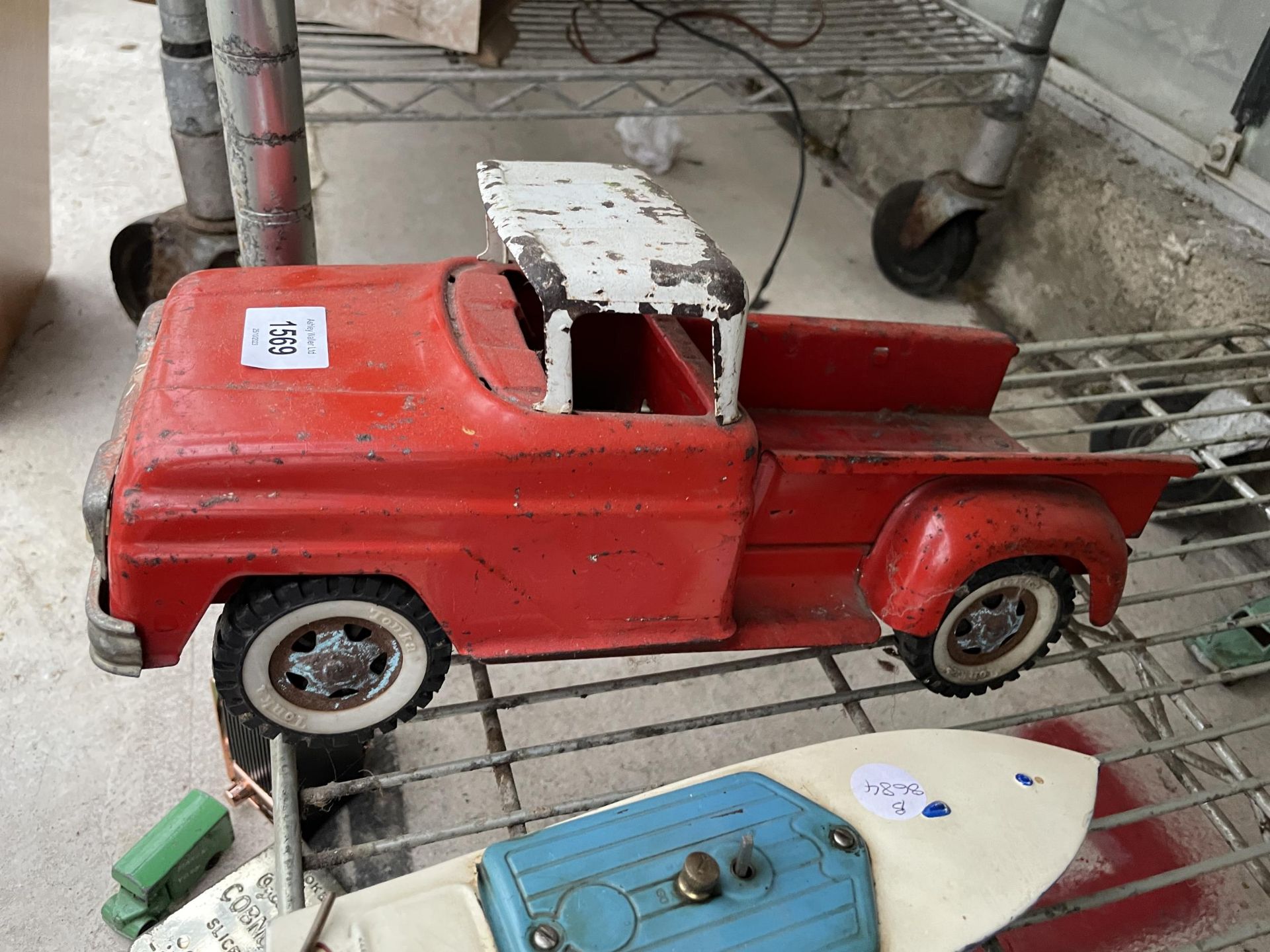 AN ASSORTMENT OF VINTAGE TIN TOYS TO INCLUDE A BOAT AND A PICKUP ETC - Image 5 of 5