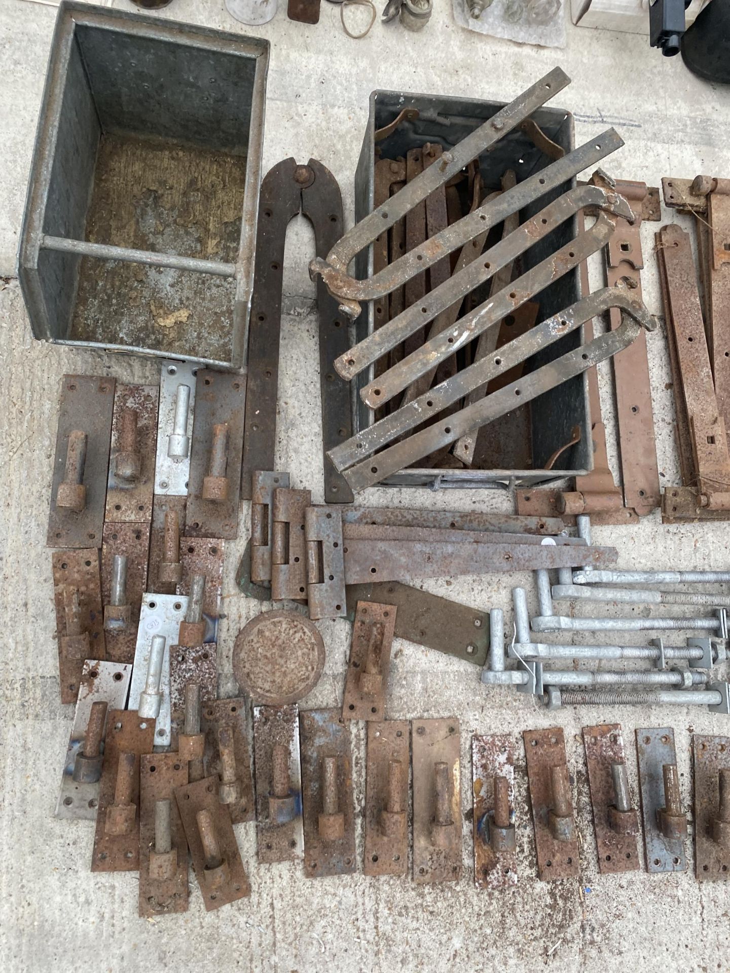 A LARGE ASSORTMENT OF VARIOUS GATE HINGES - Image 2 of 3