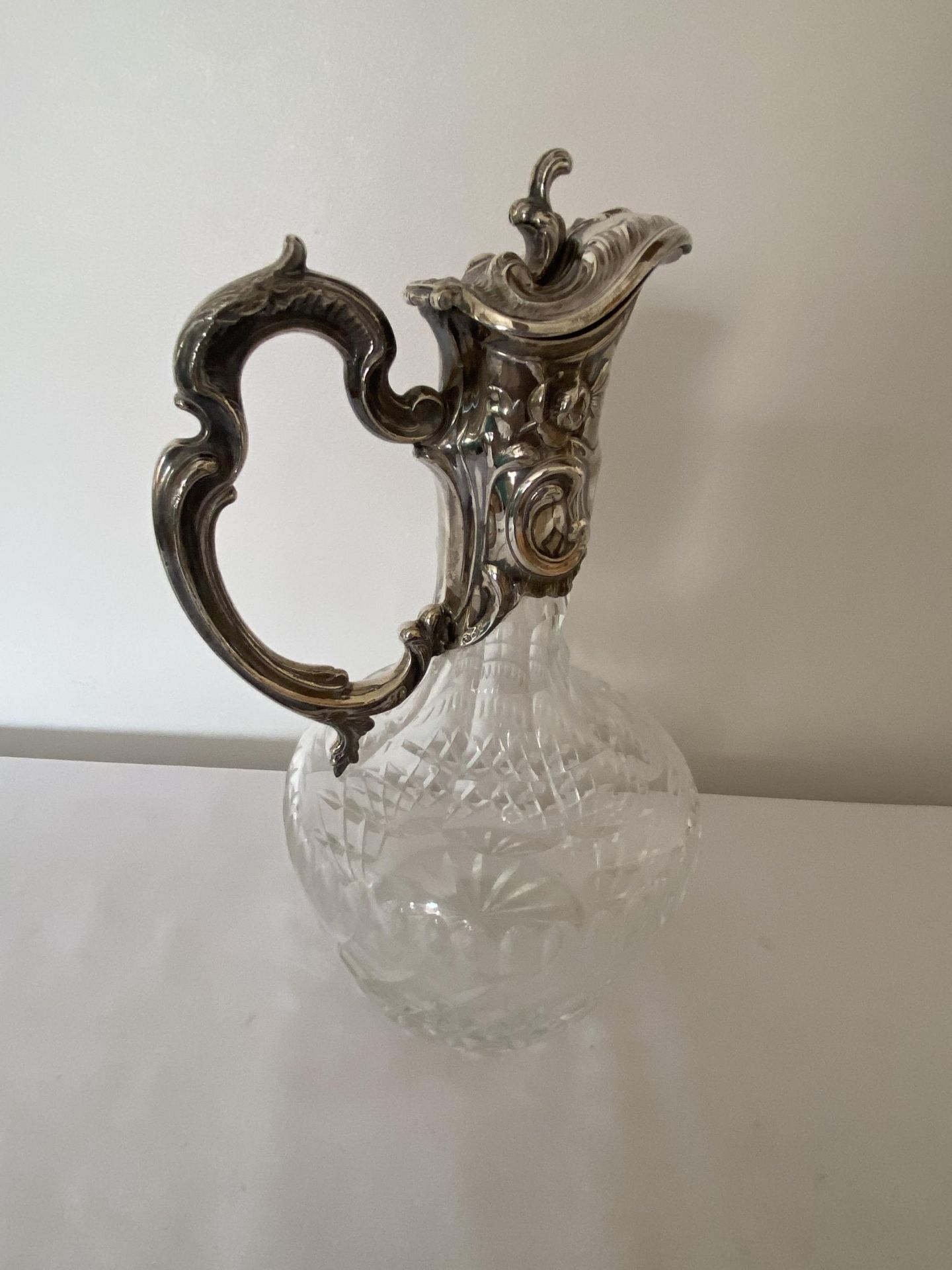 A GEORGE VI 1945 HALLMARKED IMPORT LONDON SILVER AND CUT GLASS CLARET JUG, MAKER MARK INDISTINCT - Image 9 of 21