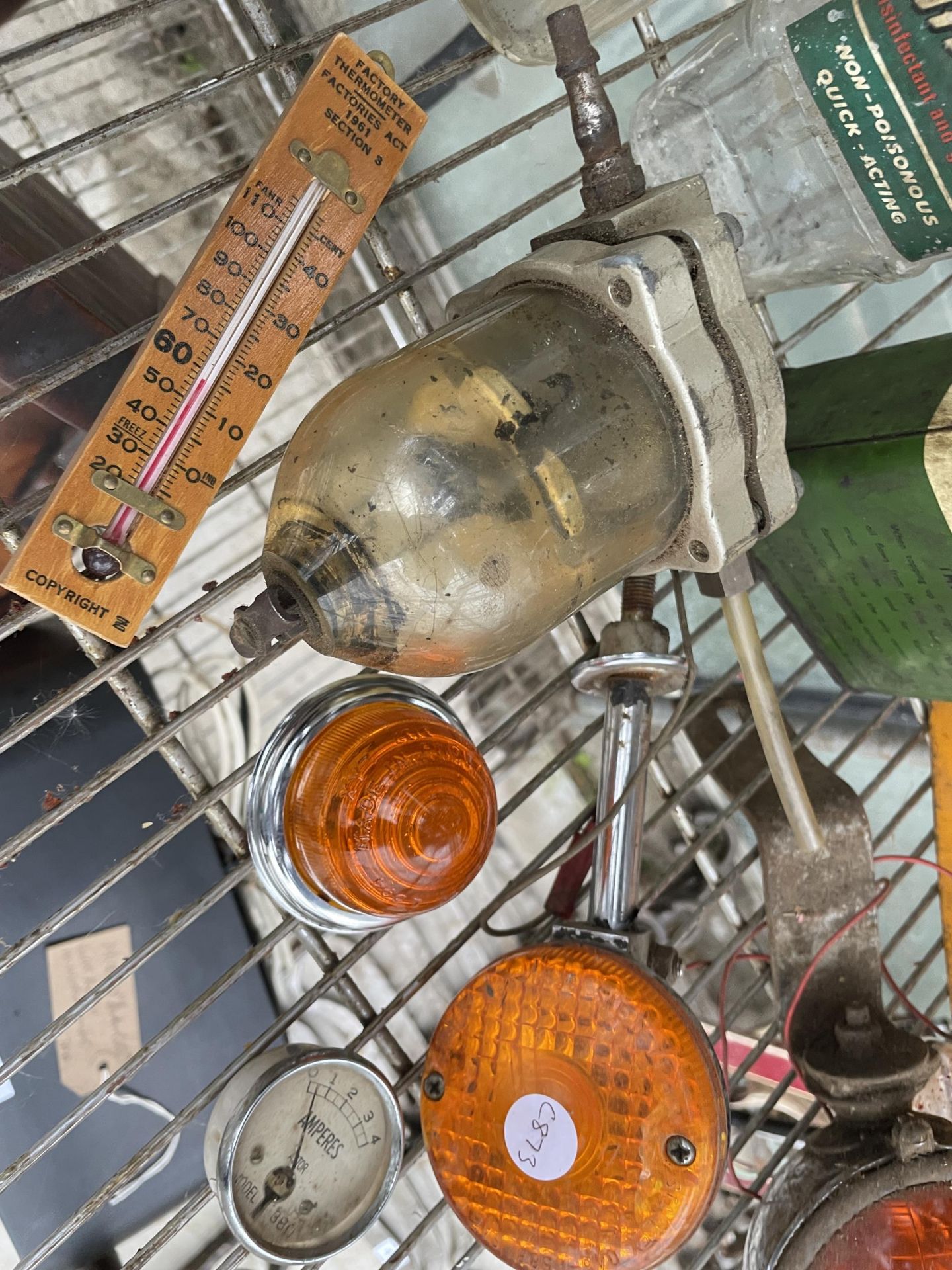 AN ASSORTMENT OF VINTAGE AUTOMOBILE ITEMS TO INCLUDE LIGHTS, AN OIL CAN AND A FUEL PUMP ETC - Bild 4 aus 4