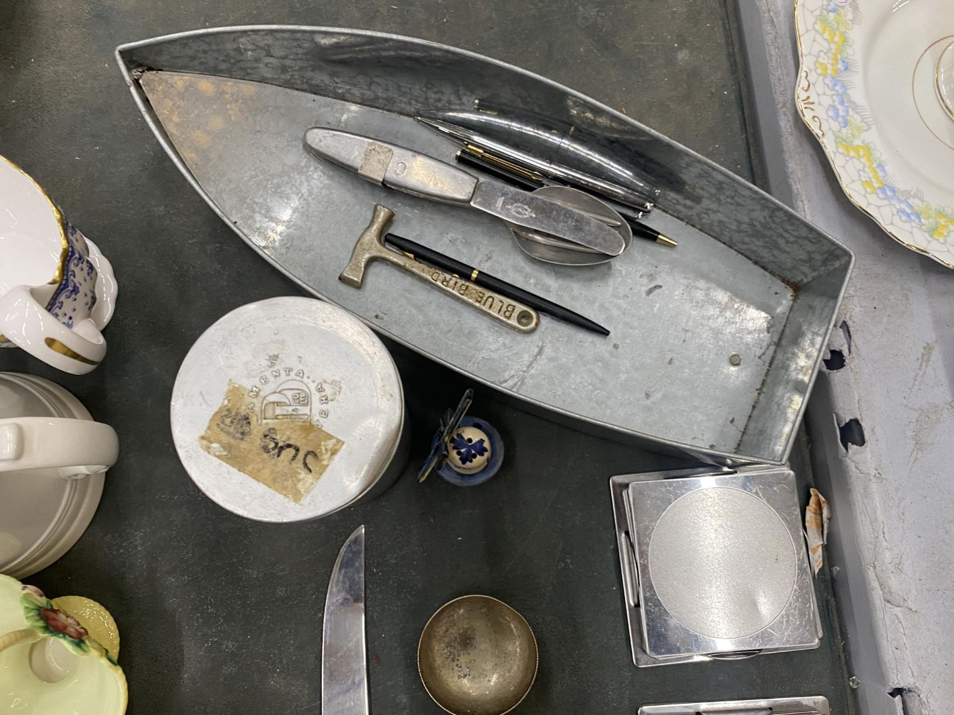 A MIXED LOT TO INCLUDE FLATWARE, COFFEE BEAN SPOONS, BRASS ITEMS, A POLICE WHISTLE, ETC - Image 4 of 5
