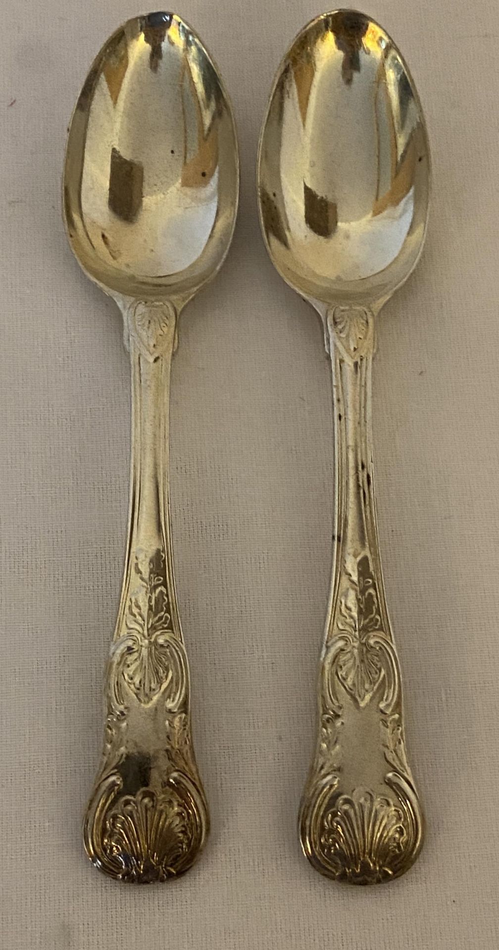 A PAIR OF WILLIAM IV 1832 HALLMARKED LONDON SILVER TEASPOONS, MAKER W.F, POSSIBLY WILLIAM