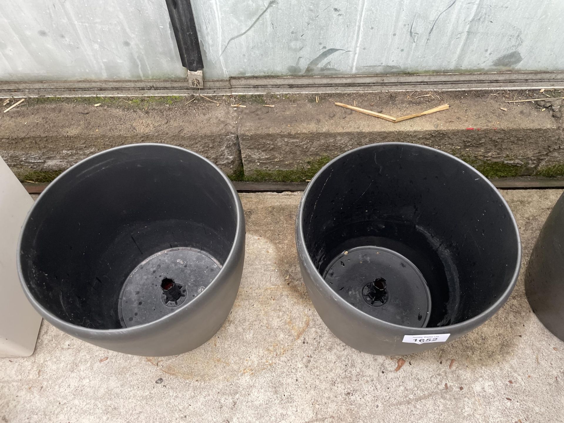 A PAIR OF LOW MODERN LECHUZA FIBRE GLASS PLANTERS - Image 2 of 2