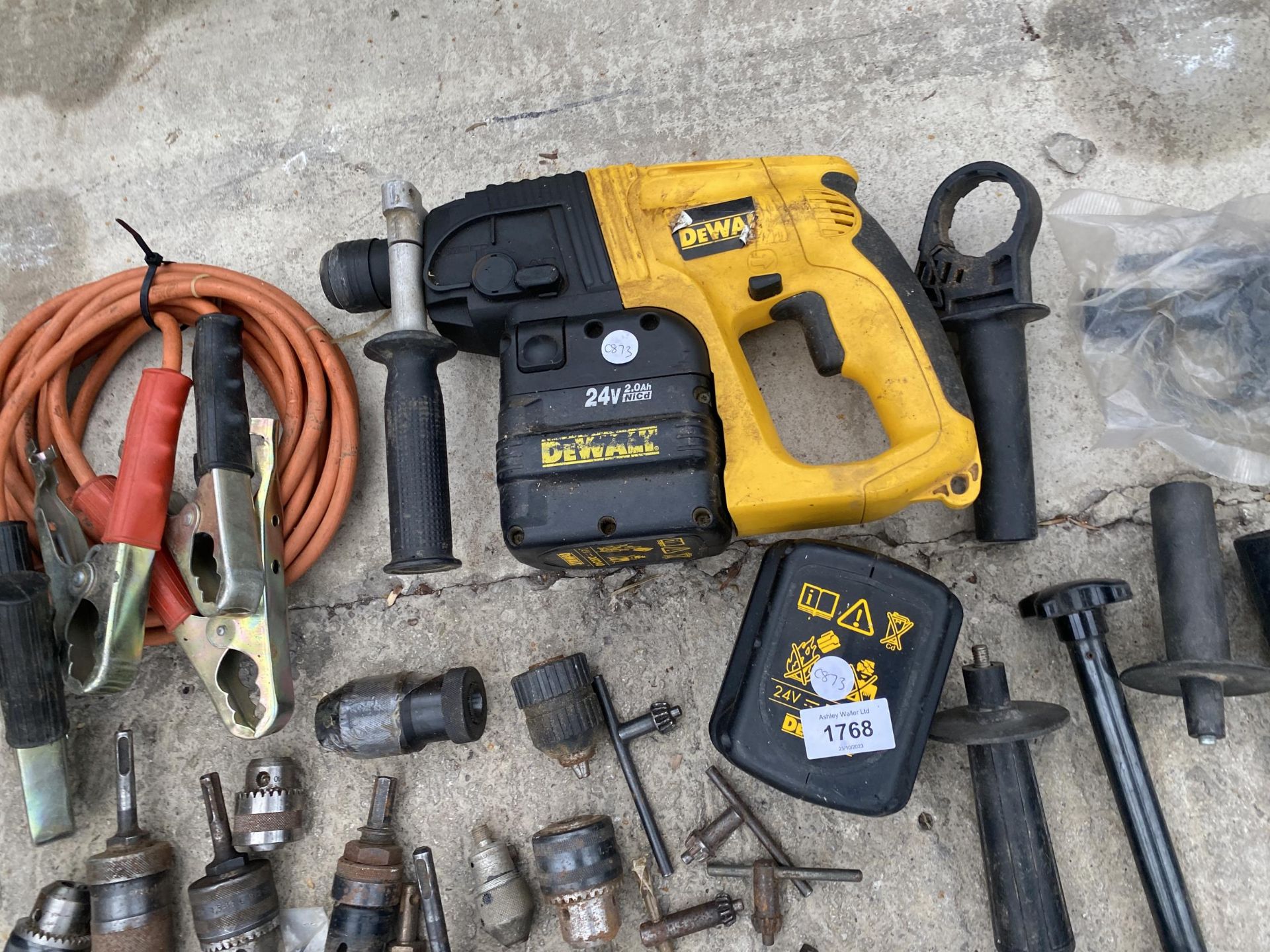 AN ASSORTMENT OF ITEMS TO INCLUDE A DEWALT BATTERY DRILL, DRILL CHUCKS AND JUMP LEADS ETC - Image 2 of 2