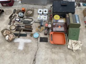 AN ASSORTMENT OF VINTAGE ITEMS TO INCLUDE BOOKS, SCALES AND HARDWARE ETC