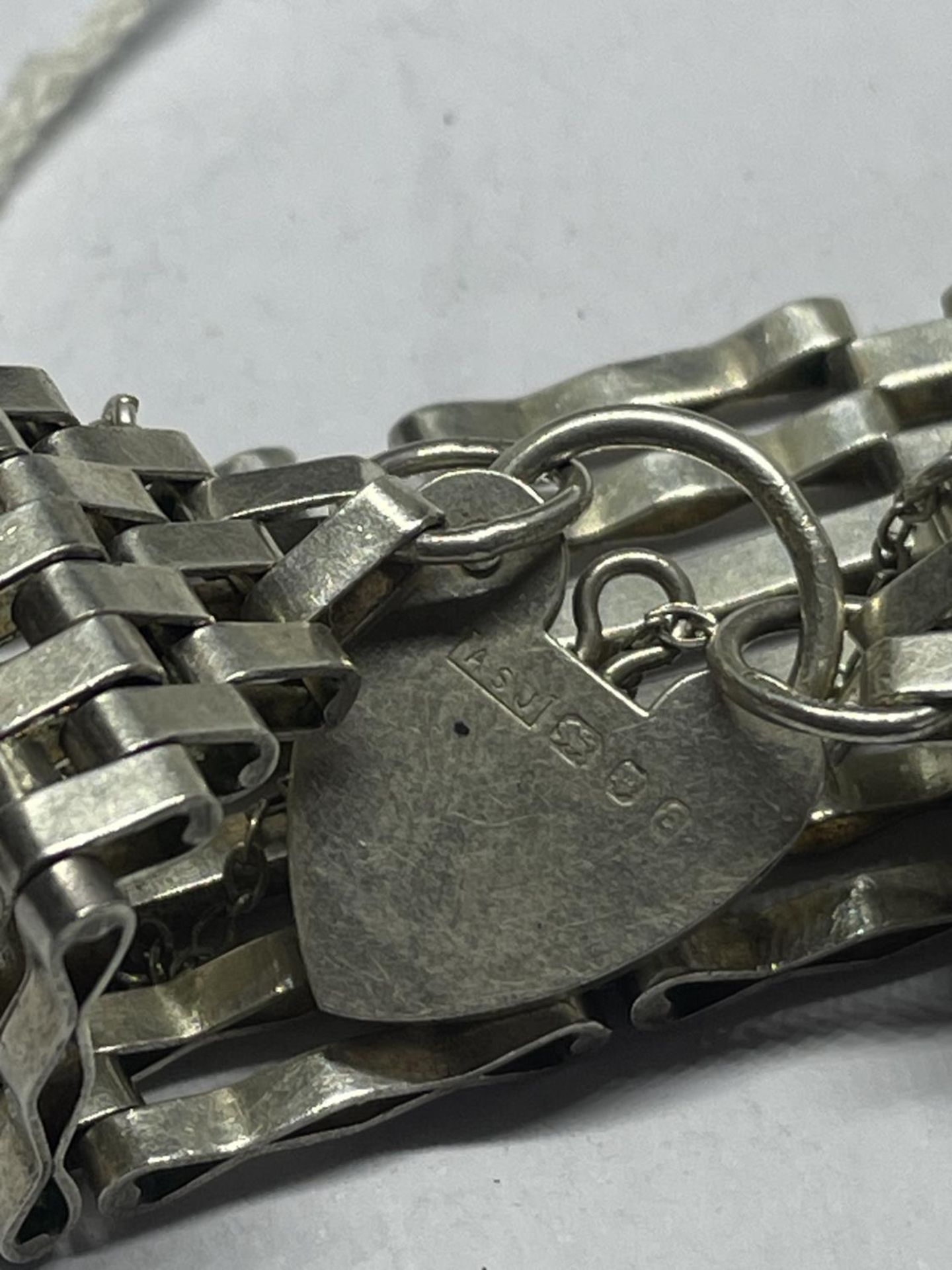 A MARKED SILVER SIX BAR GATE BRACELET WITH HEART PADLOCK WEIGHT 20 GRAMS - Image 3 of 3