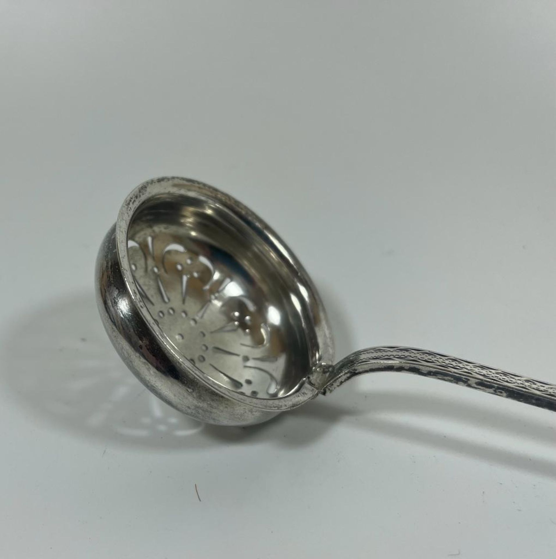 A .99 STAMPED SILVER ANTIQUE SUGAR SIFTER, LENGTH 18.5 CM - Image 3 of 7