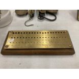 A VINTAGE BRASS AND WOOD CRIBBAGE BOARD