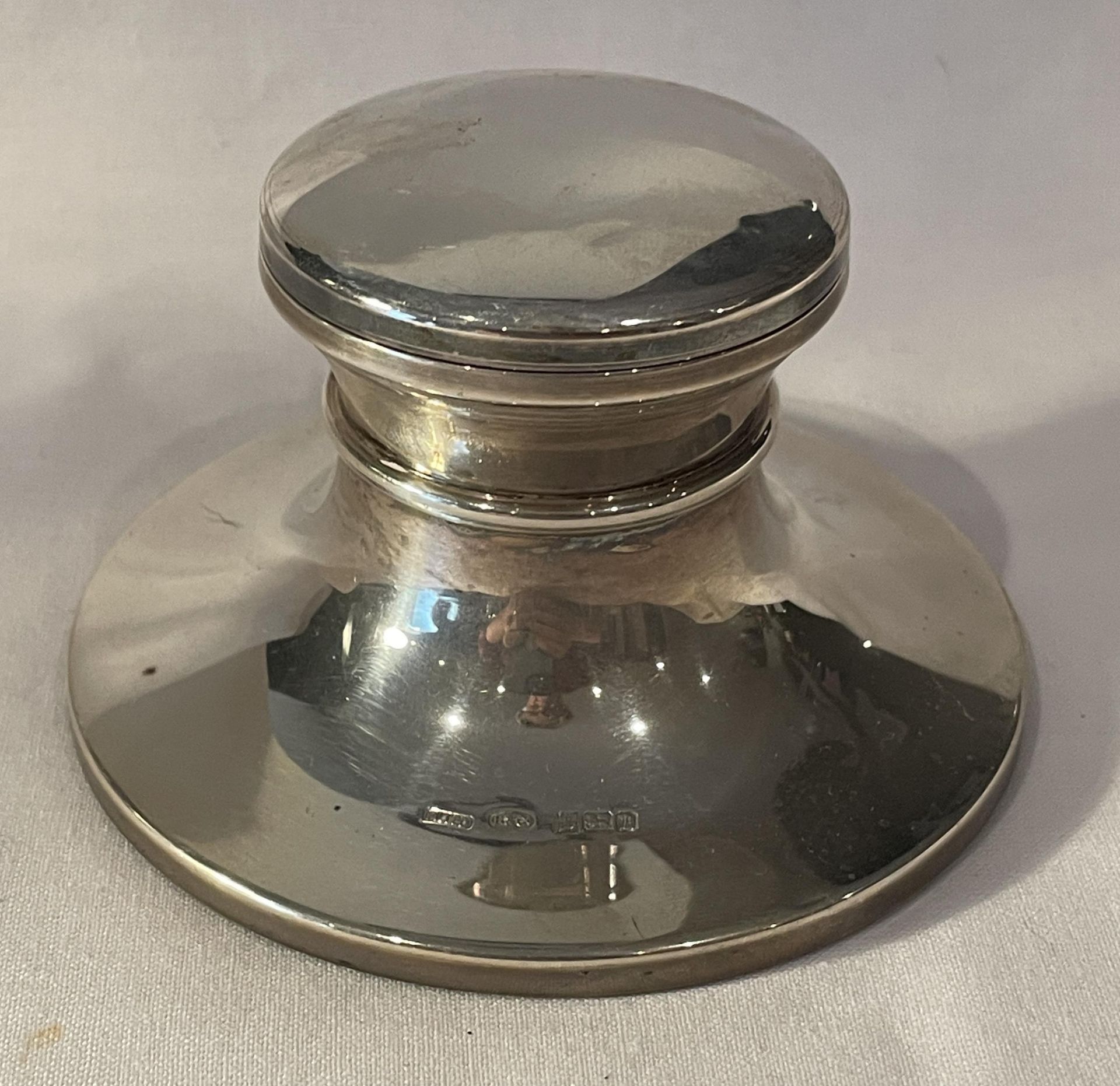 AN ELIZABETH II 1989 HALLMARKED BIRMINGHAM SILVER INK WELL WITH GLASS LINER, MAKER WI BROADWAY & CO, - Image 3 of 15