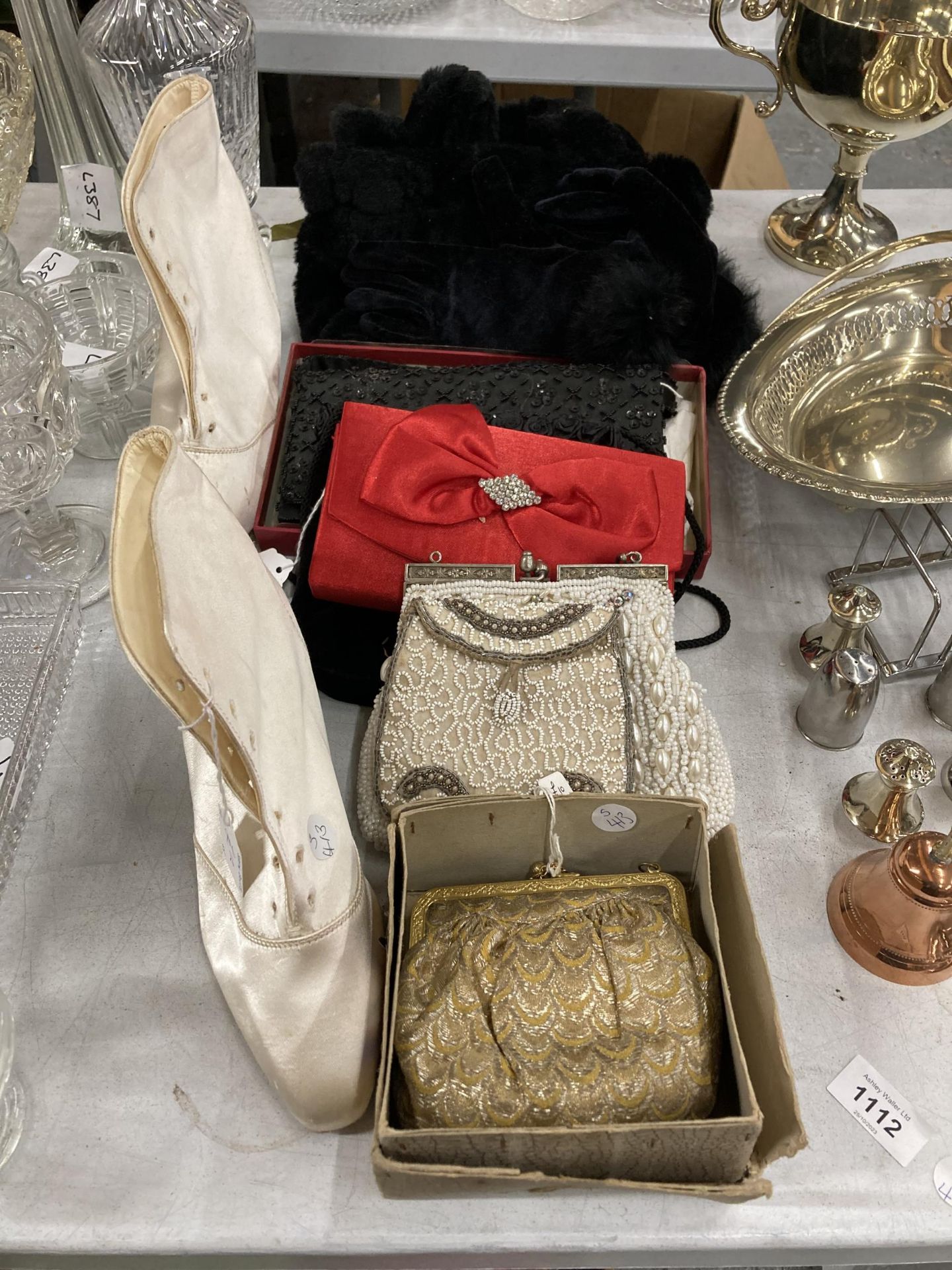 A GROUP OF VINTAGE FASHION ITEMS TO INCLUDE SILK SHOES, PURSES ETC