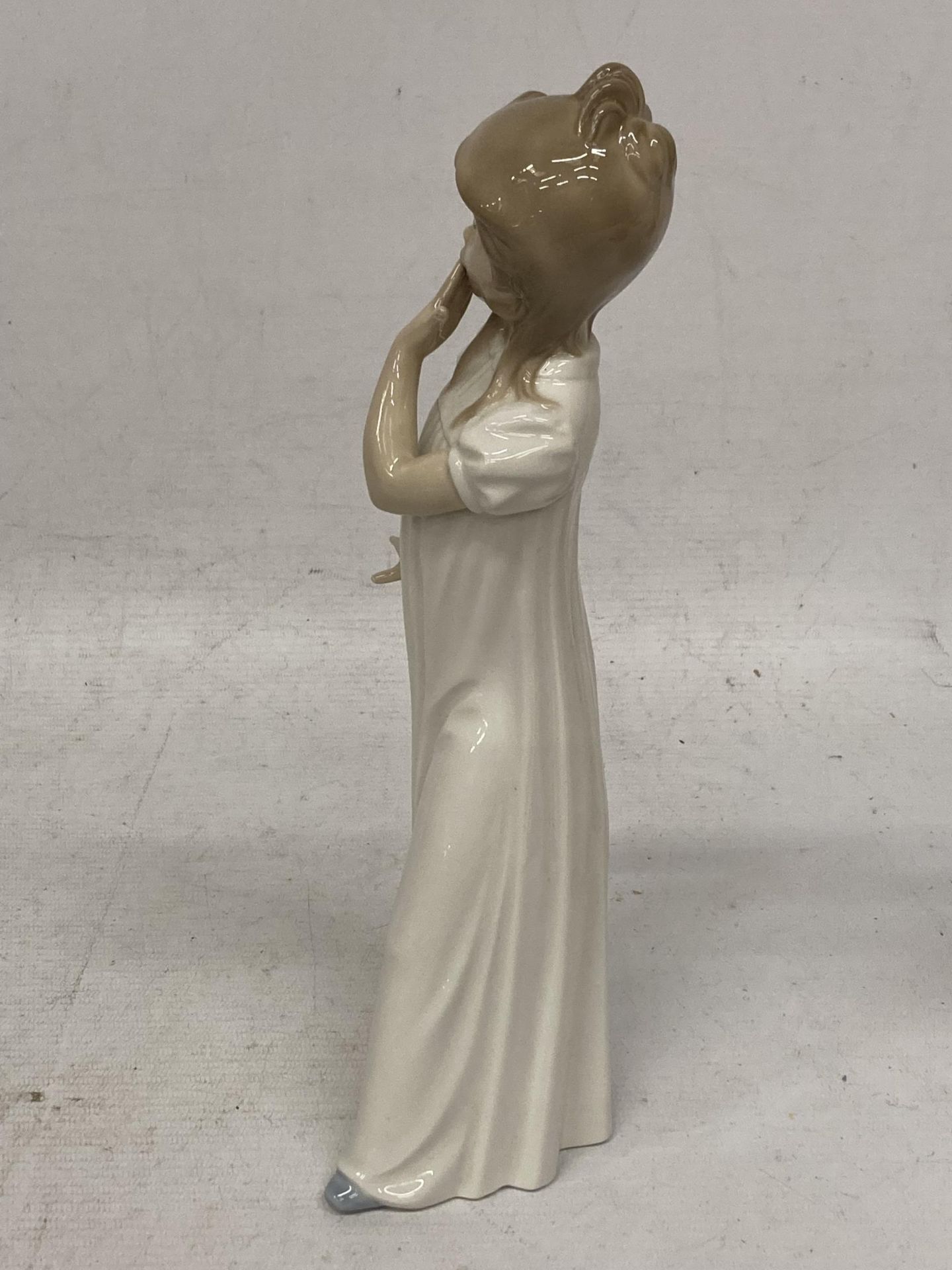 A NAO LLADRO FIGURE OF A GIRL YAWNING - Image 3 of 4