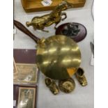 A QUANTITY OF BRASSWARE TO INCLUDE A LIDDED PAN, HORSE, SHOES AND A BELL PLUS A SMALL PEWTER TABLEAU