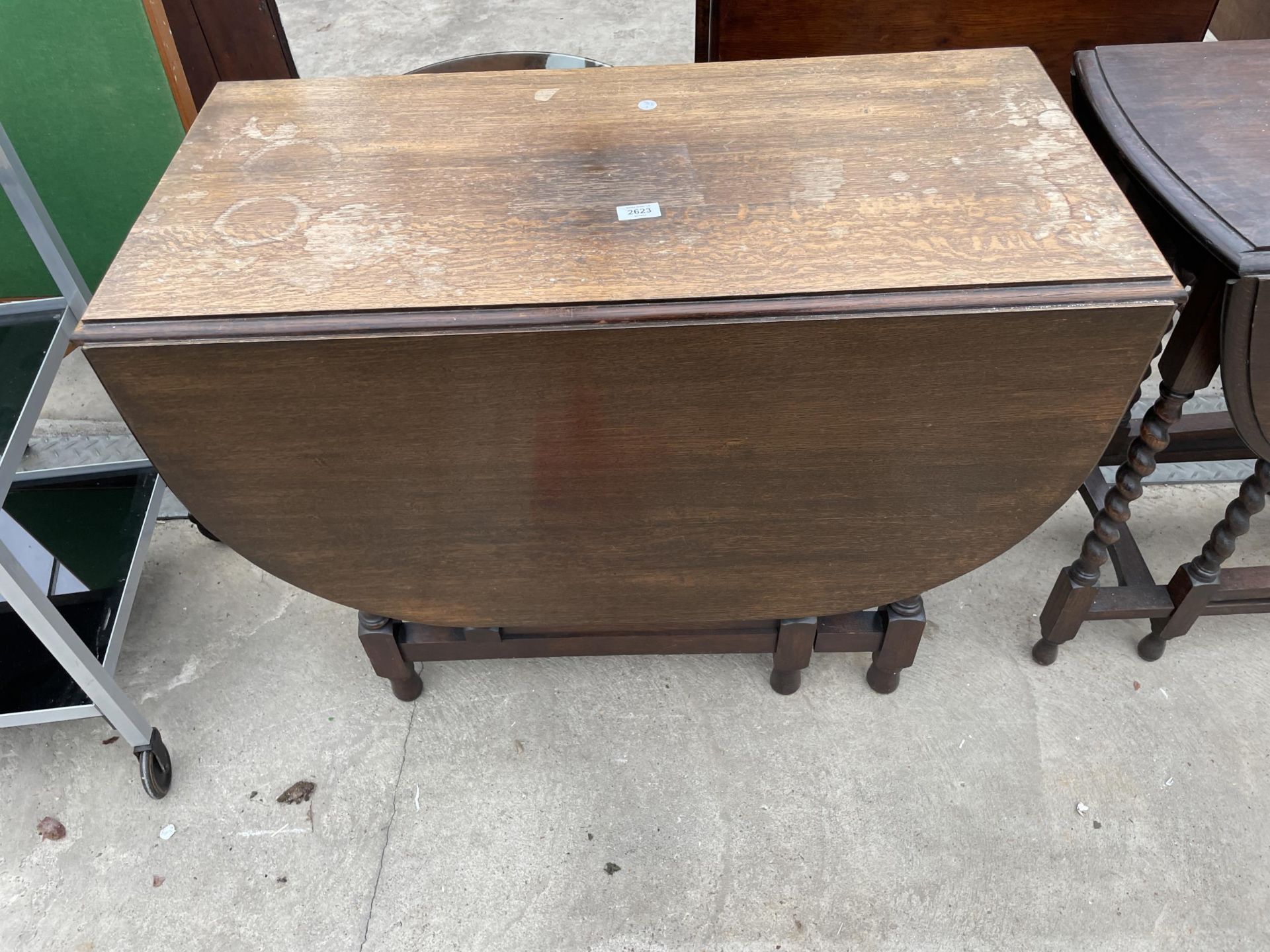 AN EARLY 20TH CENTURY OAK GATELEG DINING TABLE ON BARLEYTWIST LEGS, 52 X 36" OPENED