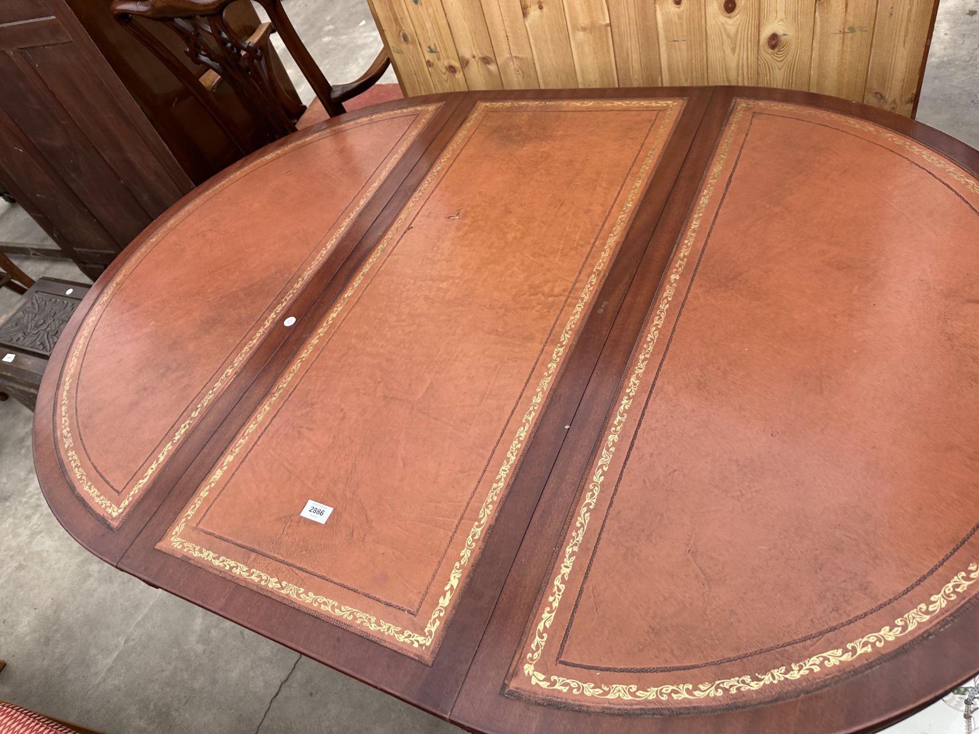 A MAHOGANY REGENCY STYLE EXTENDING PEDESTAL DINING TABLE ON BRASS CLAW FEET WITH BRASS CLAW FEET, 42 - Image 2 of 3